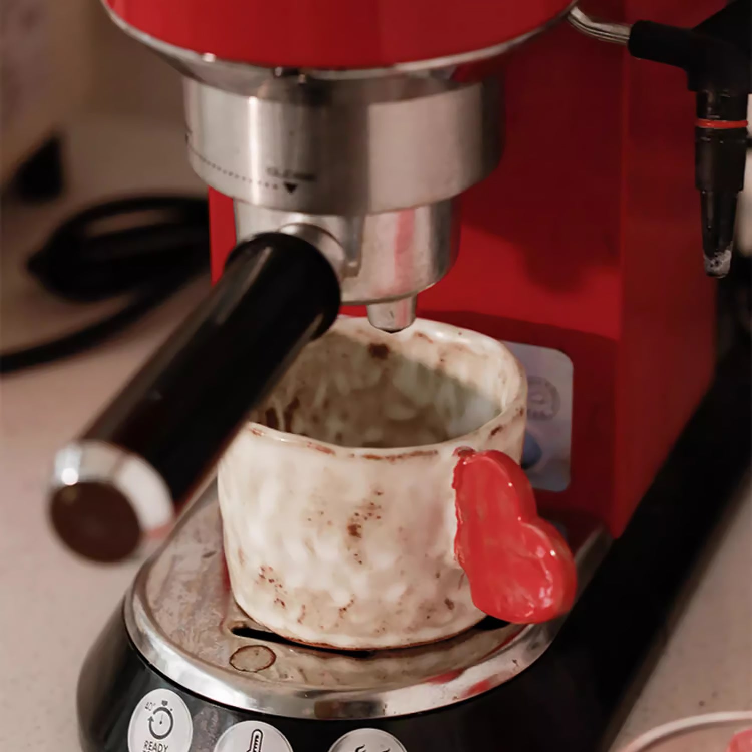 Tasse à café en céramique faite main avec cœur en relief
