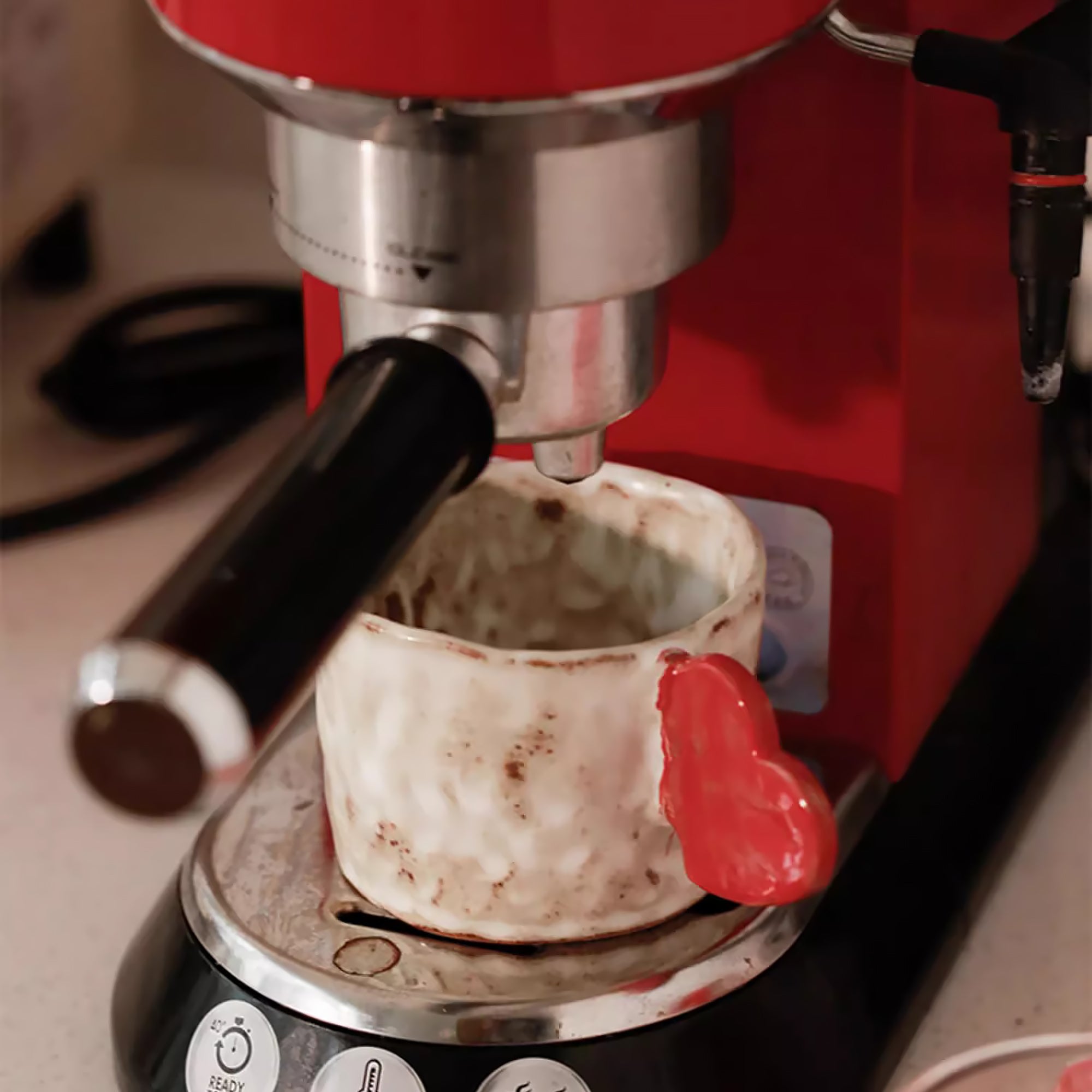Tasse à café en céramique faite main avec cœur en relief