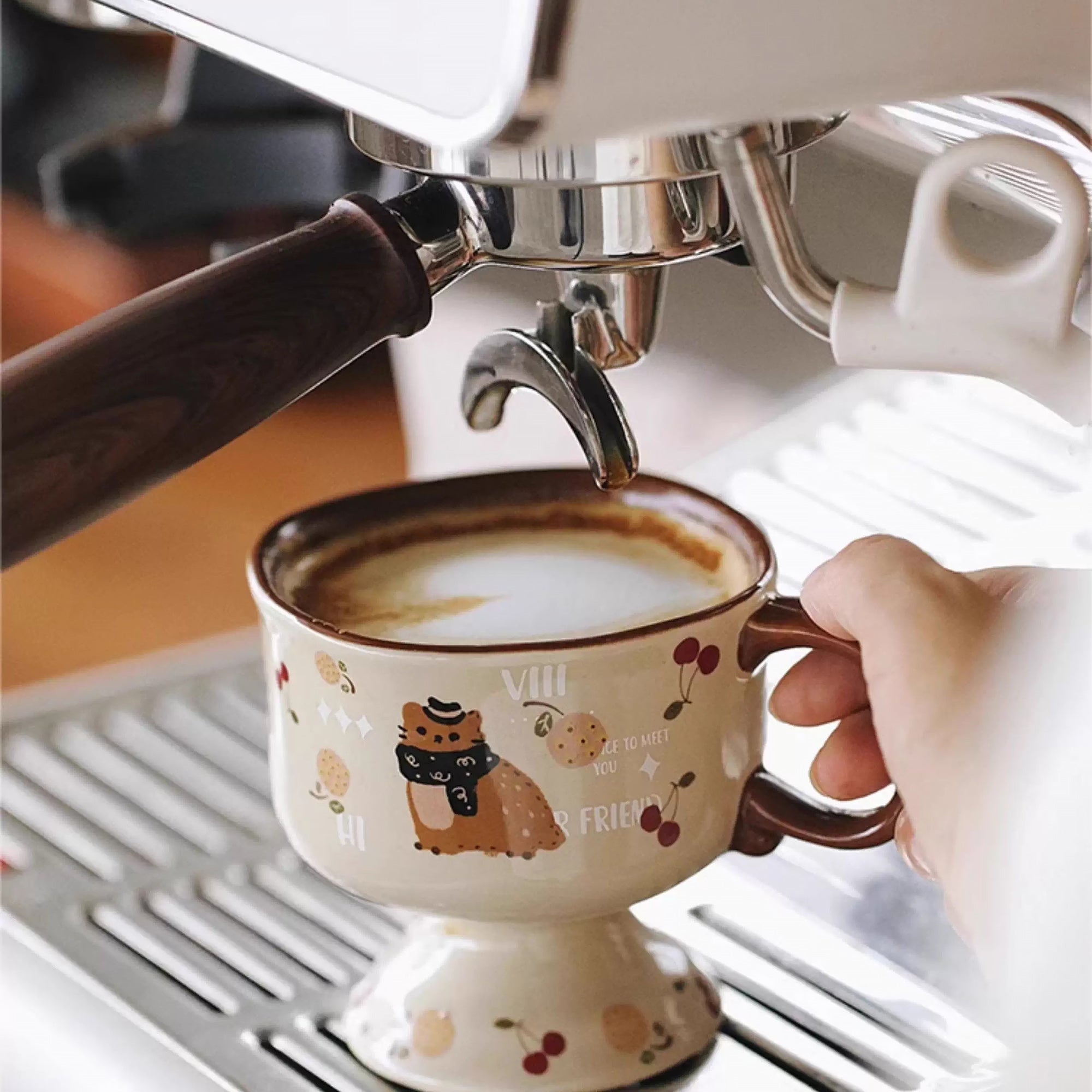 Tasse haute en céramique illustrée