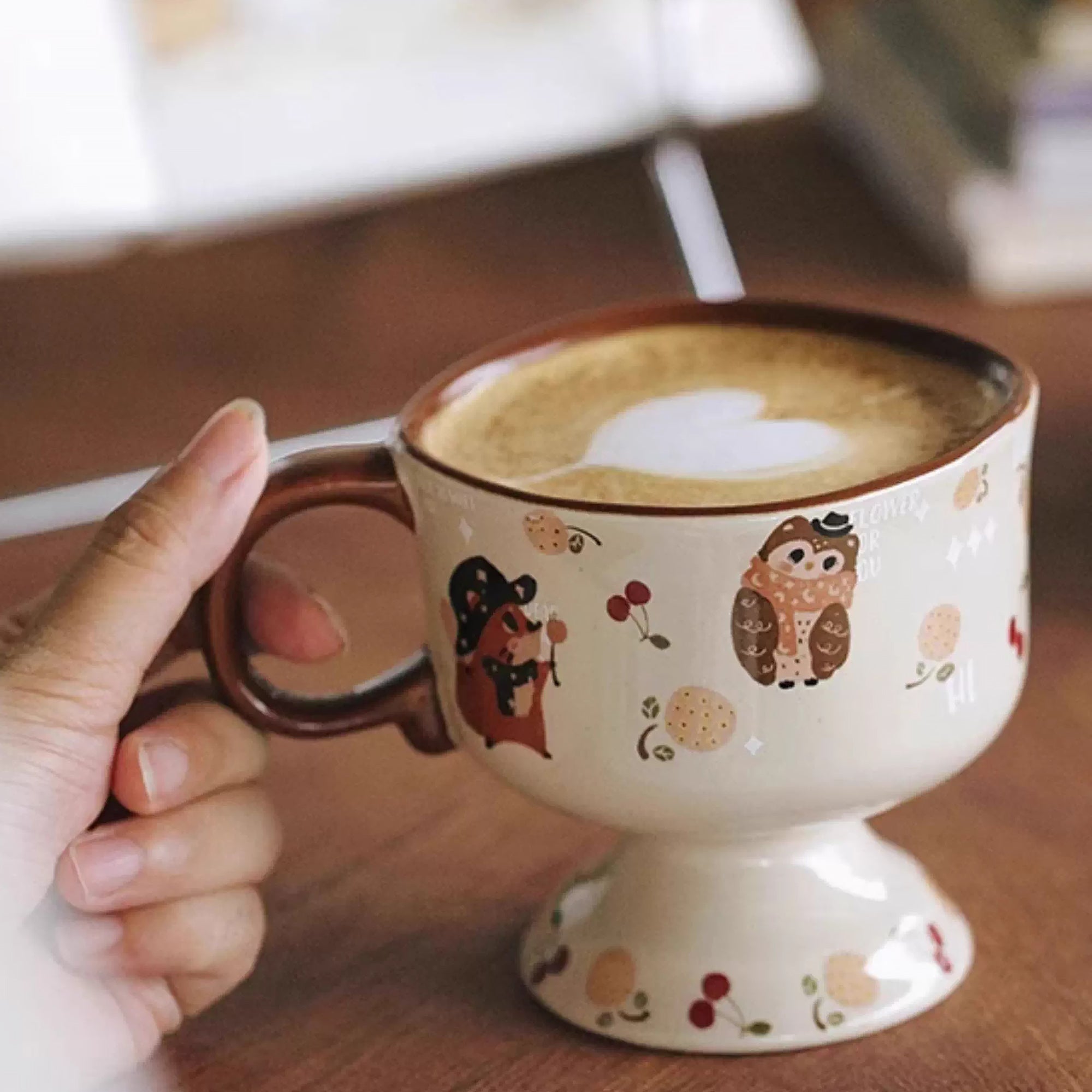 Tasse haute en céramique illustrée
