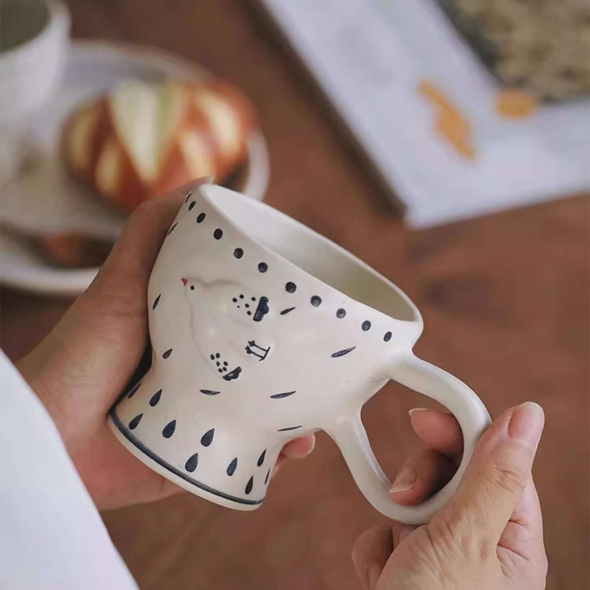 Mug en céramique fait main avec motif en relief mouette