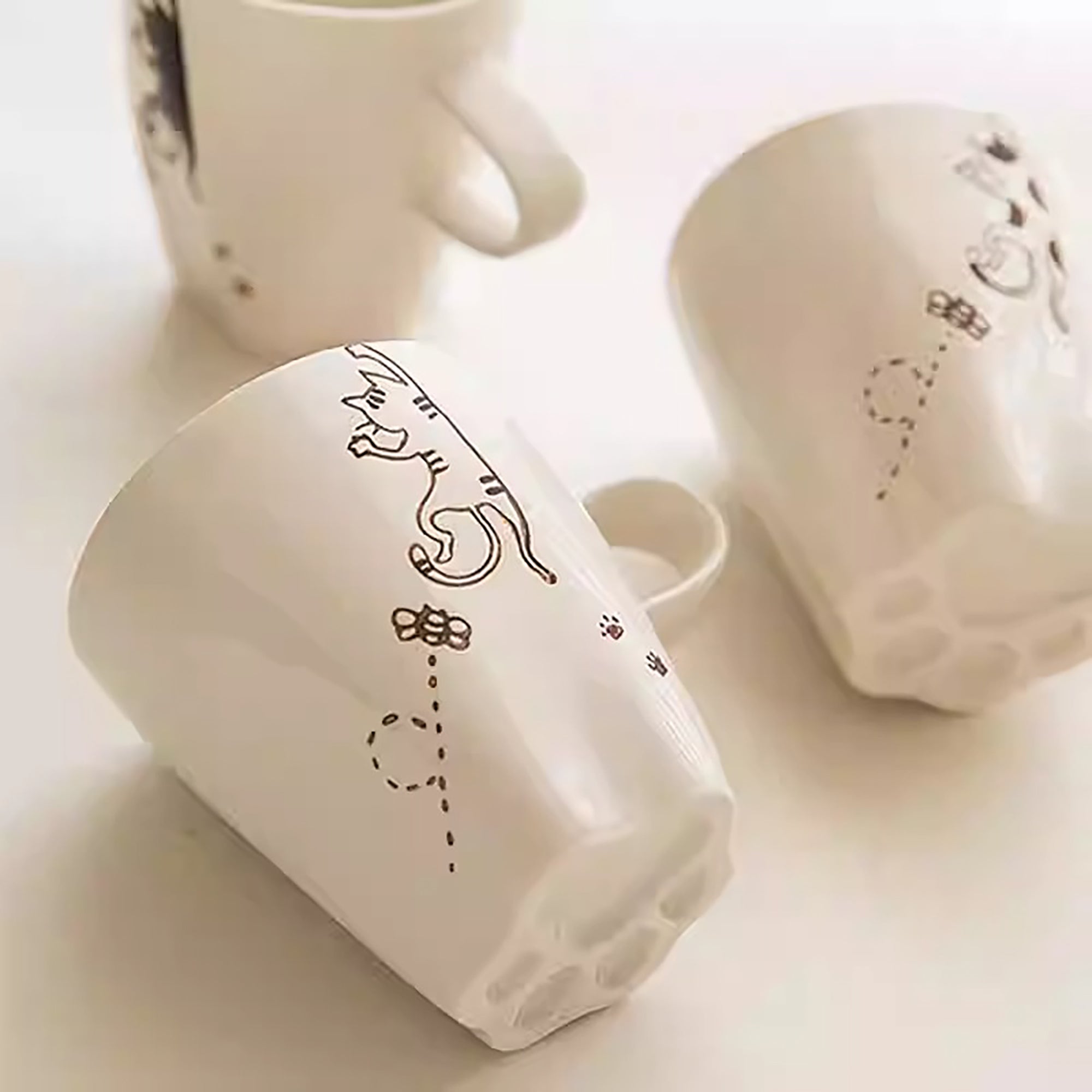 Mug Arita chat peint main fond patte