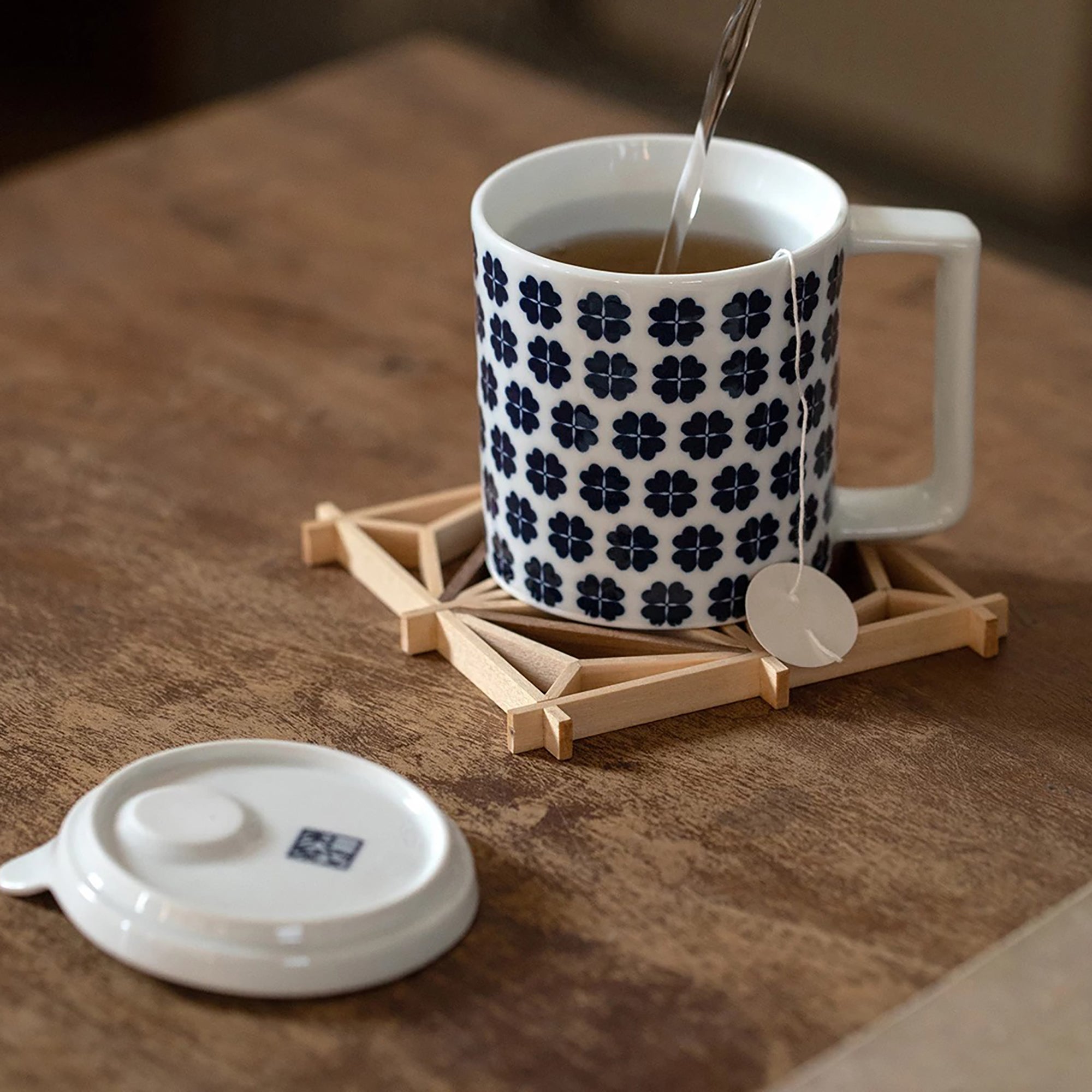 Mug en porcelaine Arita-yaki motif porte-bonheur
