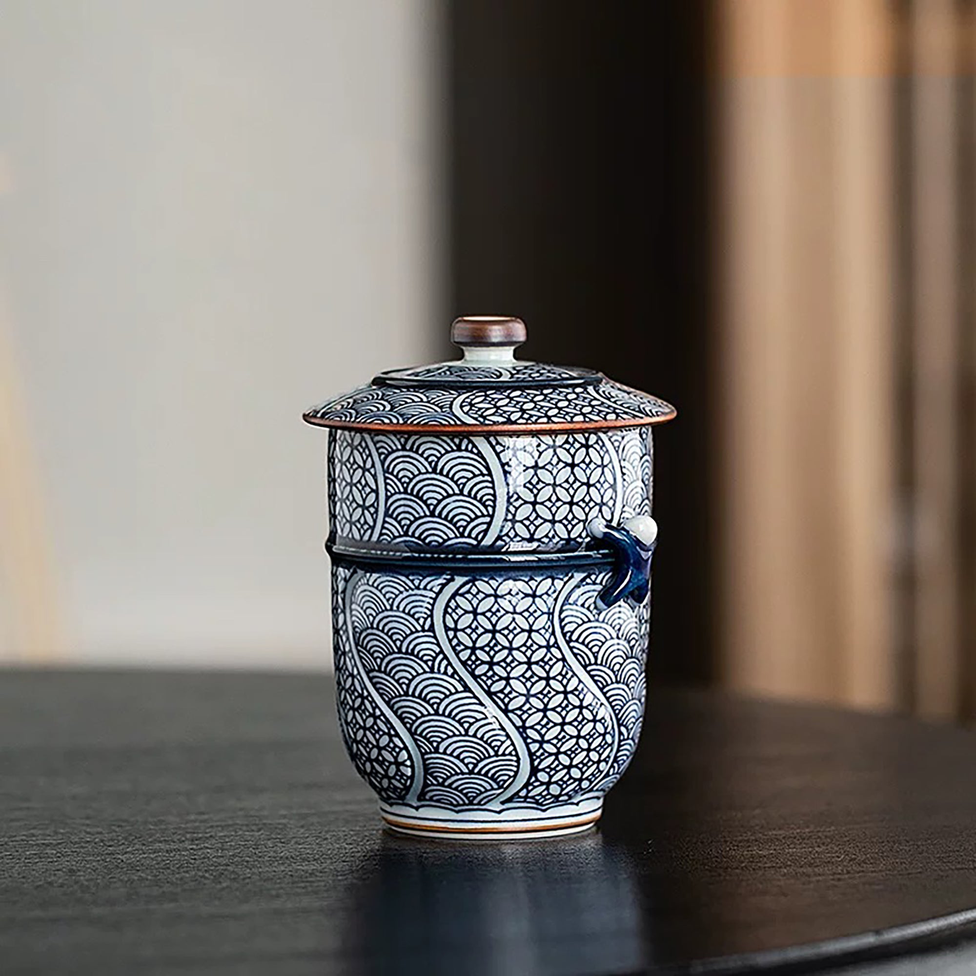Tasse avec couvercle Arita-yaki décor vagues Seigaiha et Shippō