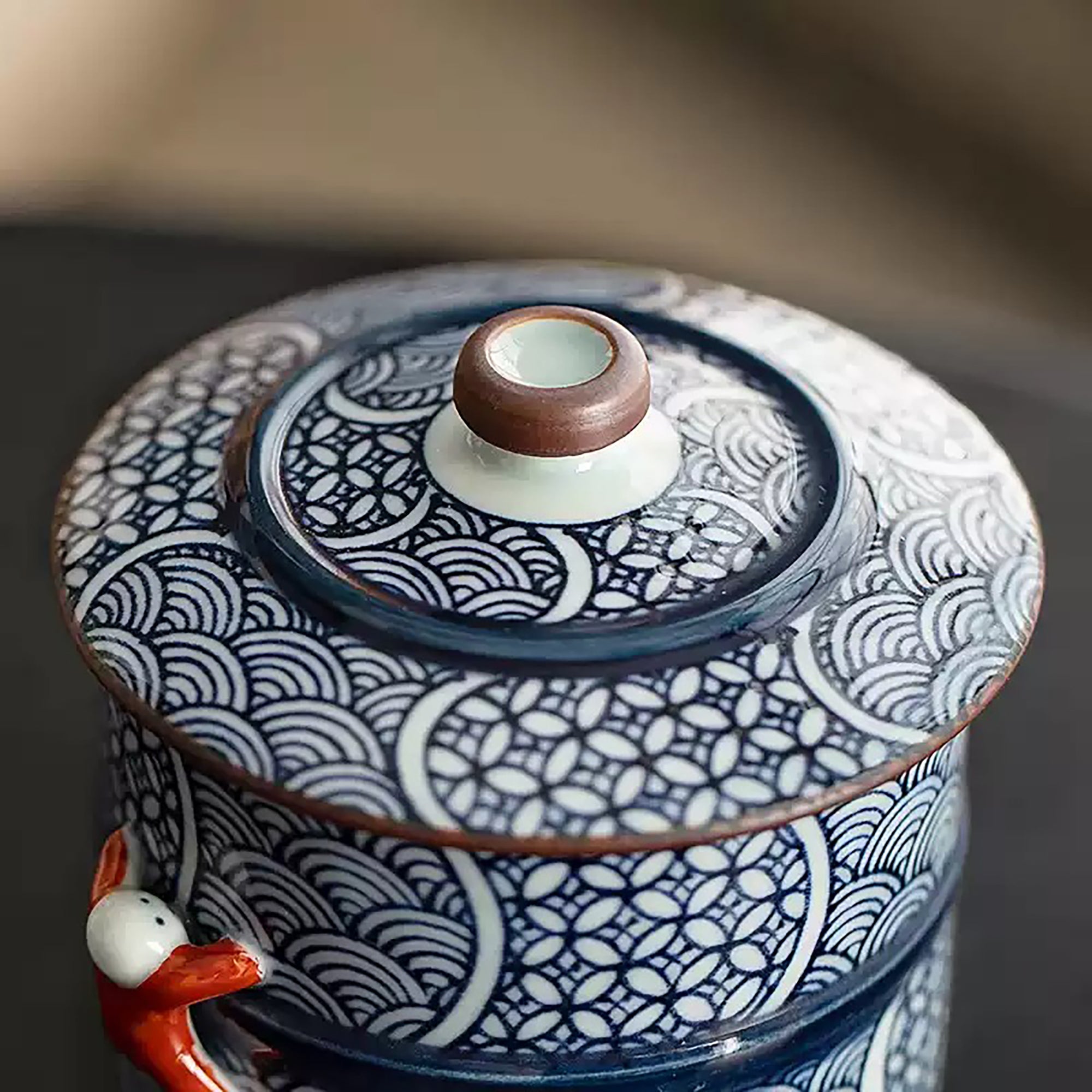 Tasse avec couvercle Arita-yaki décor vagues Seigaiha et Shippō