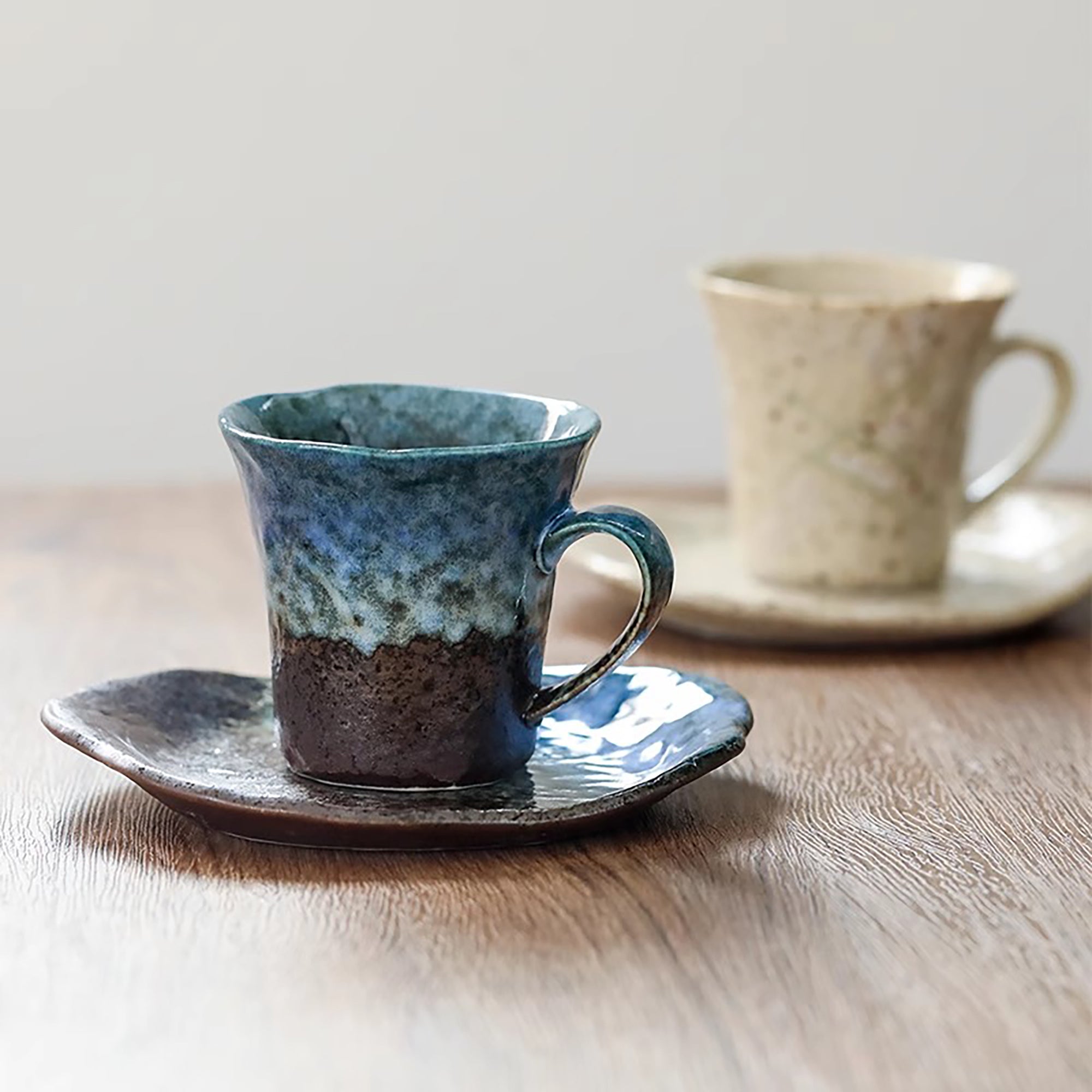 Tasse à café avec soucoupe en céramique Minoyaki en style Artisanat wabi-sabi