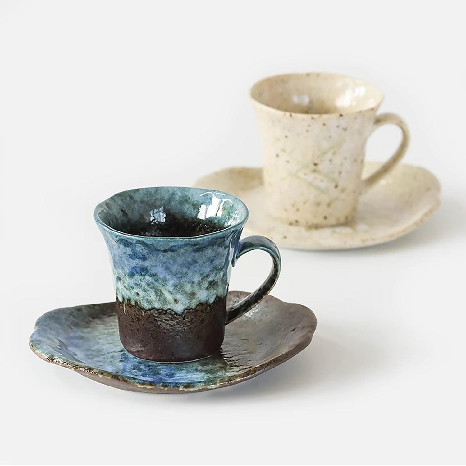 Tasse à café avec soucoupe en céramique Minoyaki en style Artisanat wabi-sabi