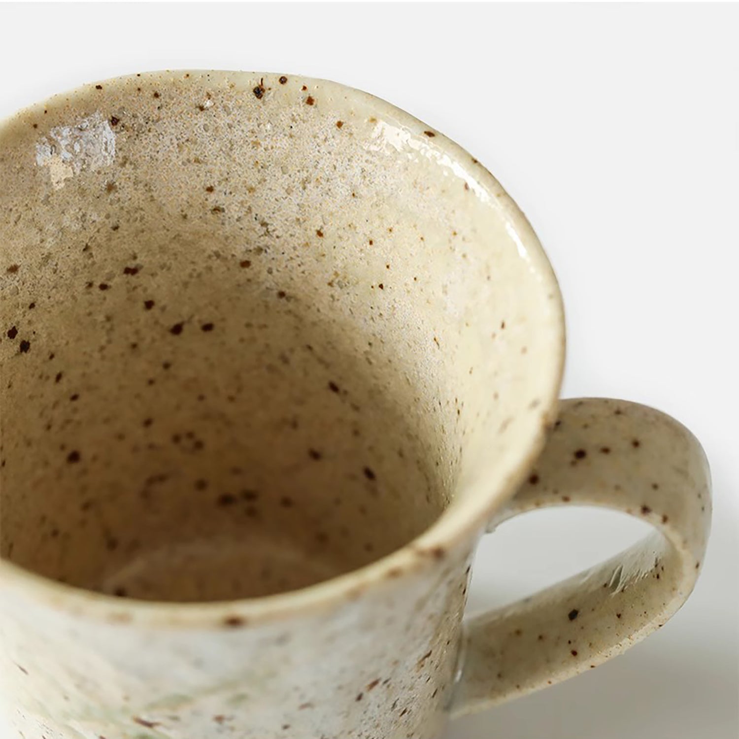 Tasse à café avec soucoupe en céramique Minoyaki en style Artisanat wabi-sabi