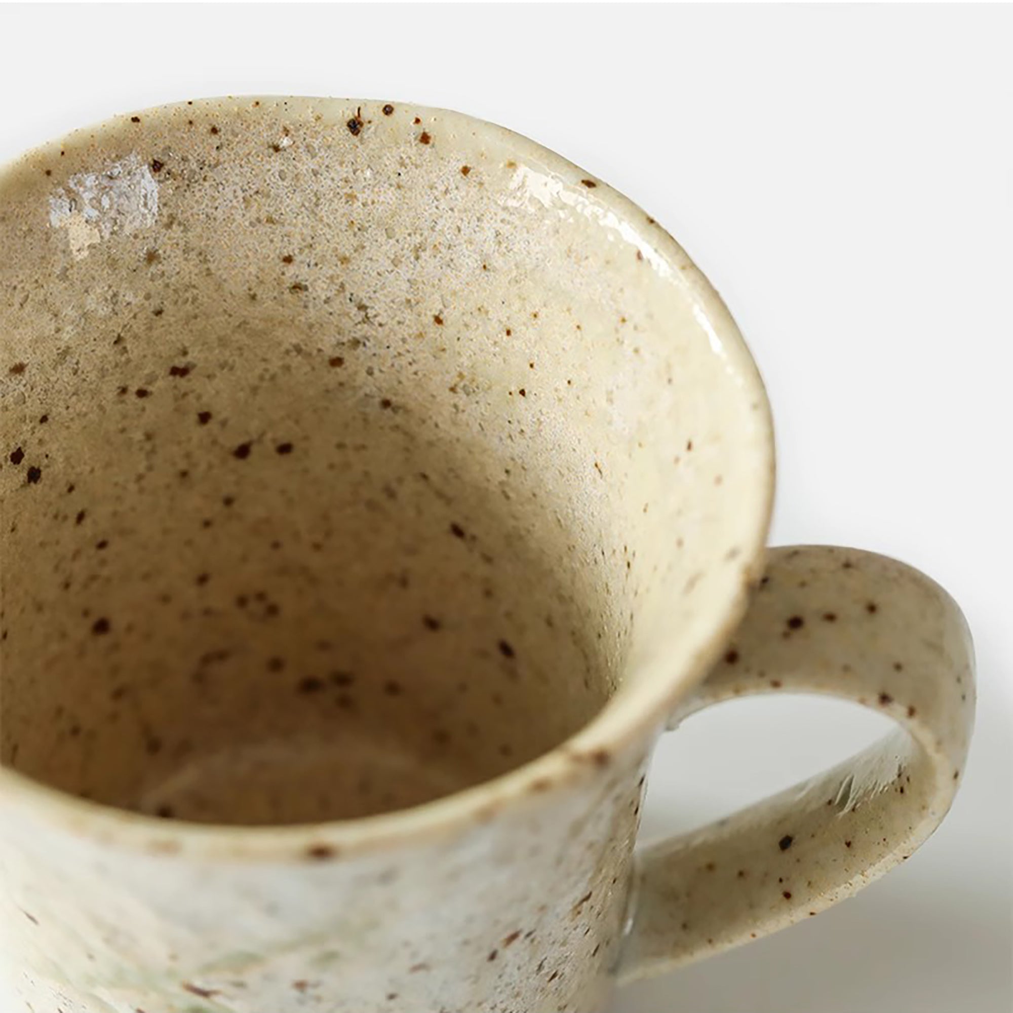 Tasse à café avec soucoupe en céramique Minoyaki en style Artisanat wabi-sabi