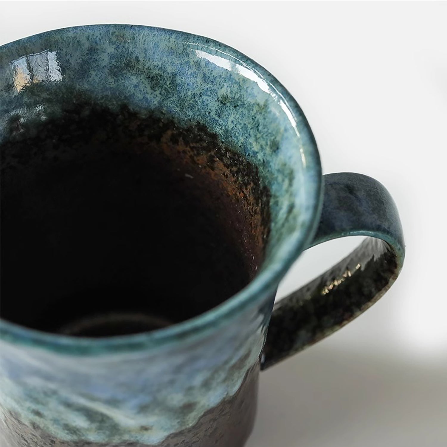 Tasse à café avec soucoupe en céramique Minoyaki en style Artisanat wabi-sabi
