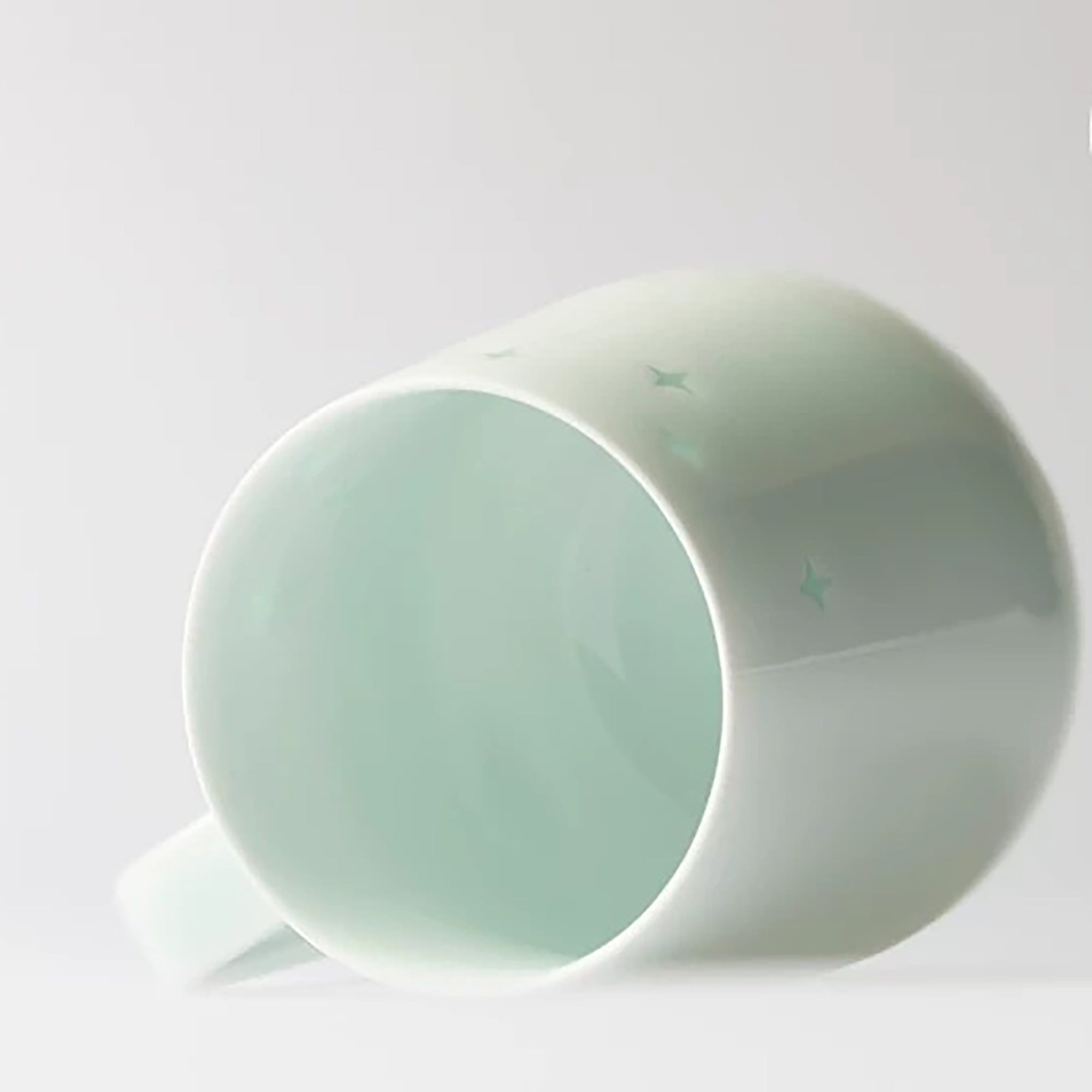 Mug en porcelaine ajourée translucide