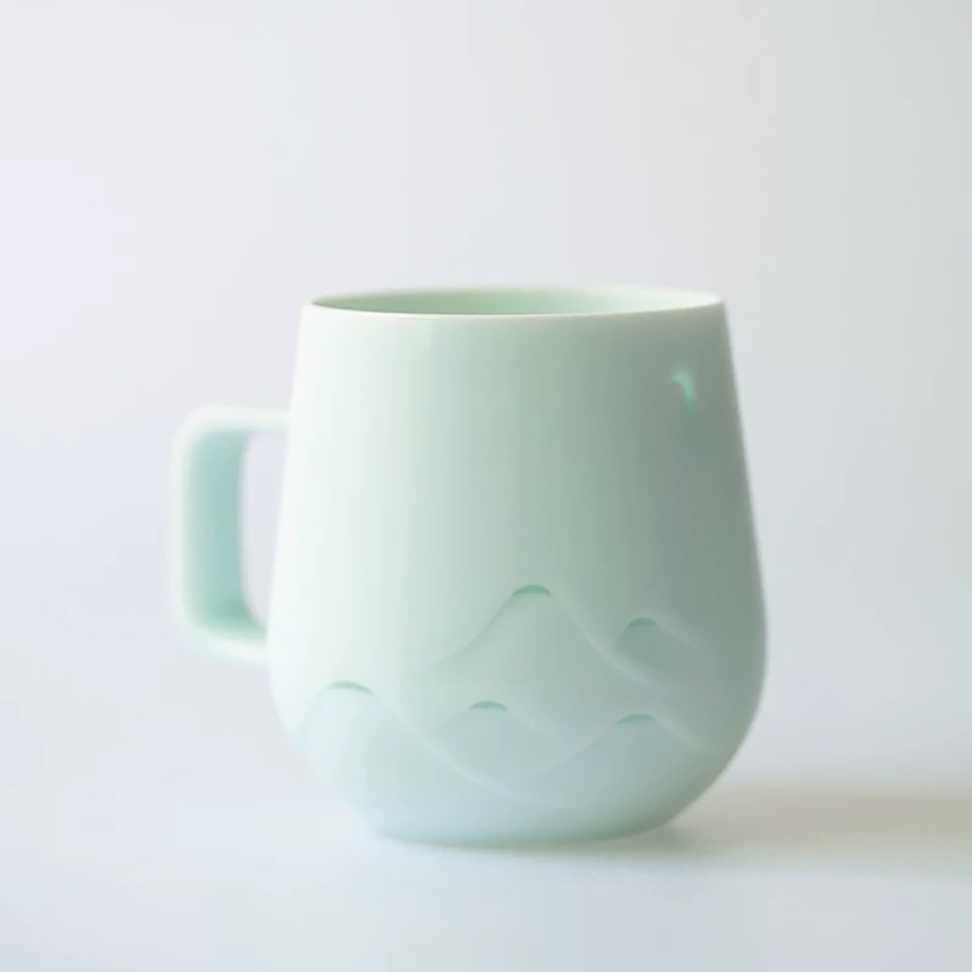 Mug en porcelaine ajourée translucide