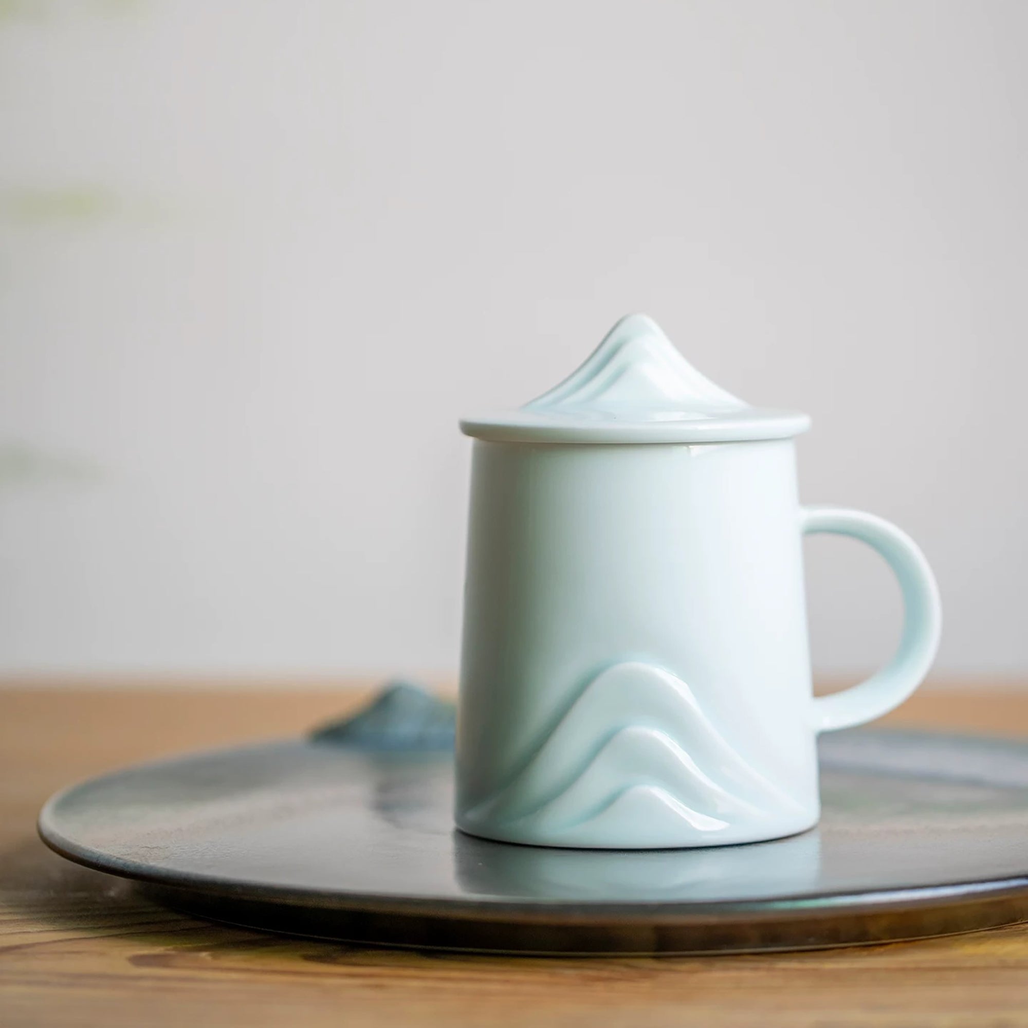 Mug en porcelaine style translucide avec motif montagnes et vagues