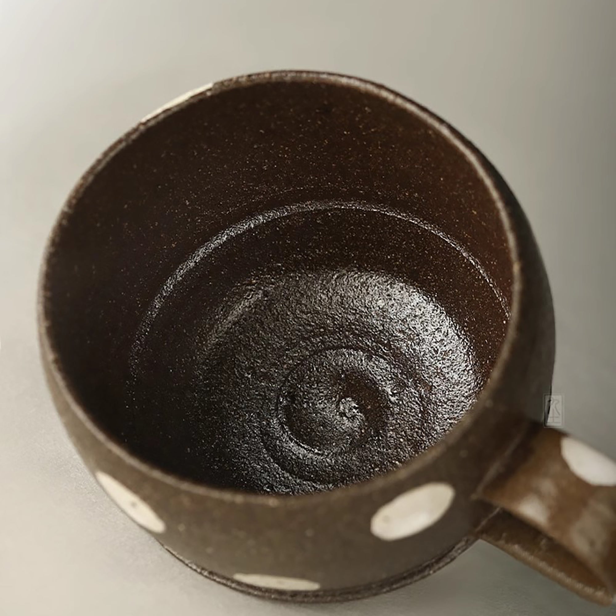 Mug à café en grès artisanal de style minimaliste