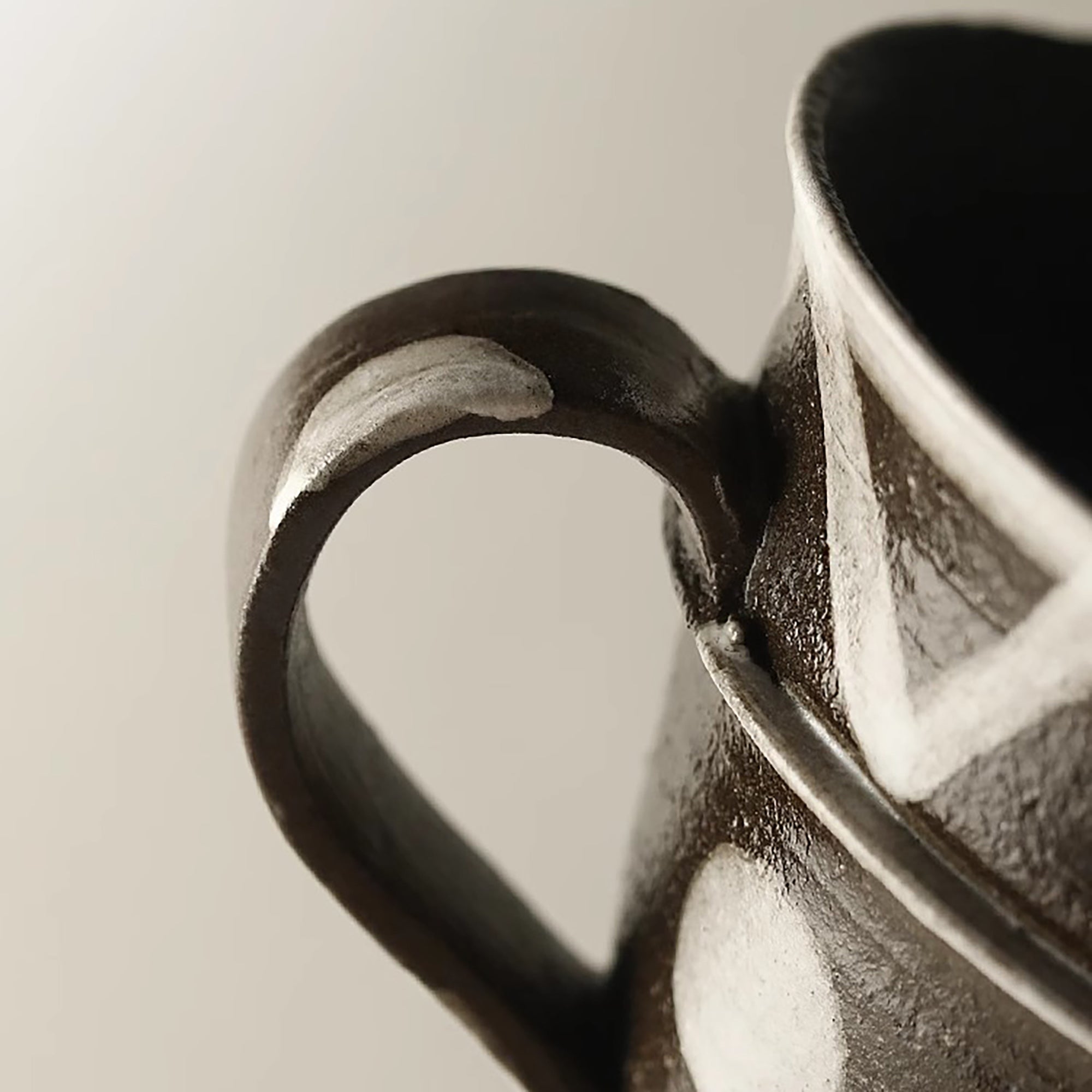 Mug à café en grès artisanal de style minimaliste