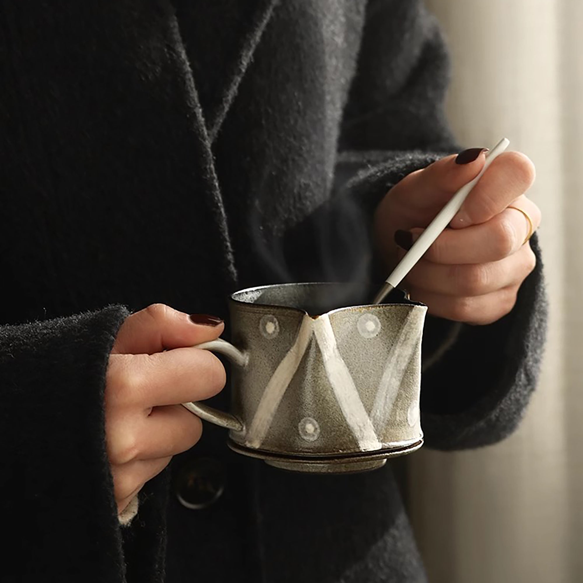 Mug à café en grès artisanal de style minimaliste