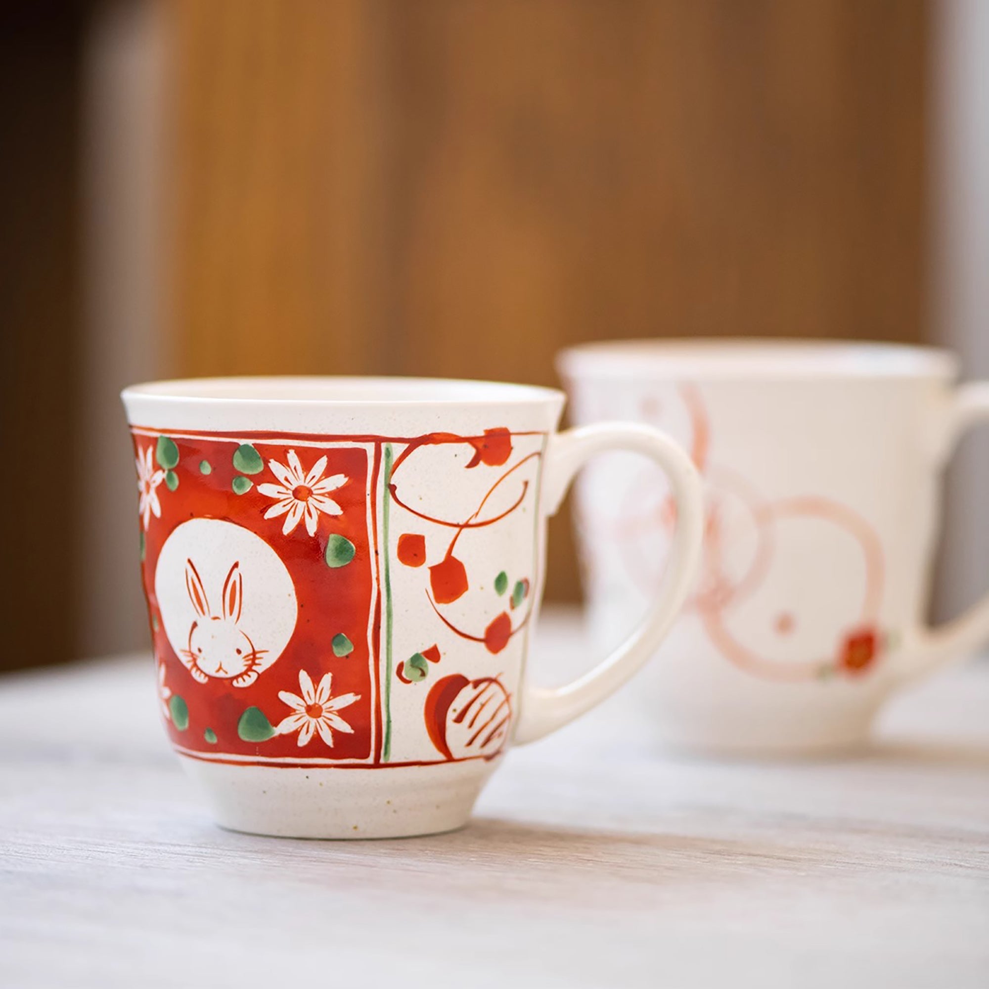 Mug en céramique Mino-yaki avec motif lapin fleuri