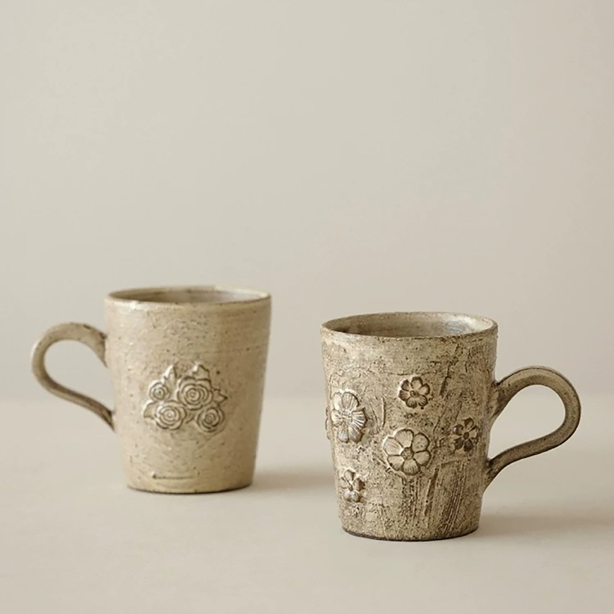 Mug en céramique Kohiki à fleurs en relief style wabi-sabi