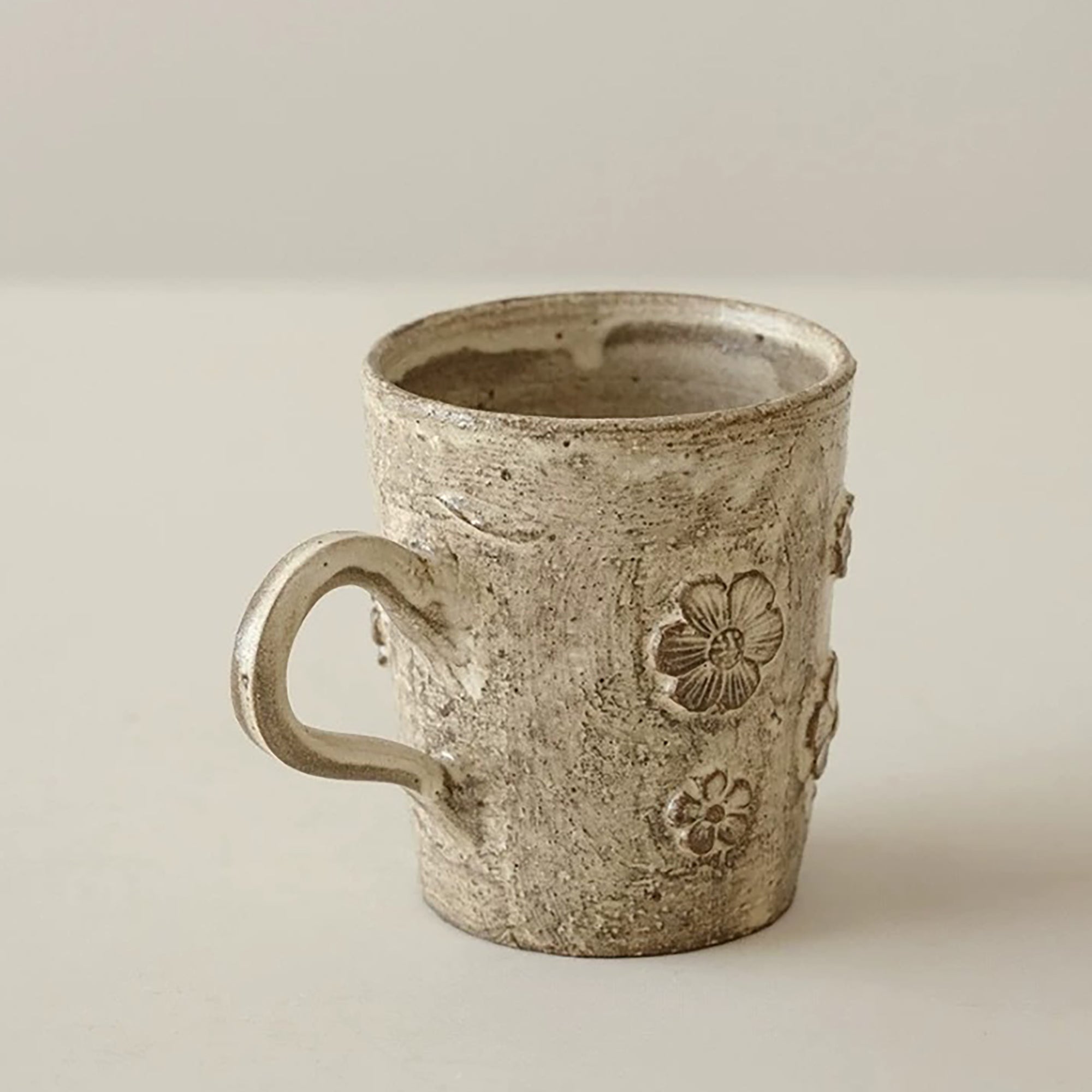 Mug en céramique Kohiki à fleurs en relief style wabi-sabi