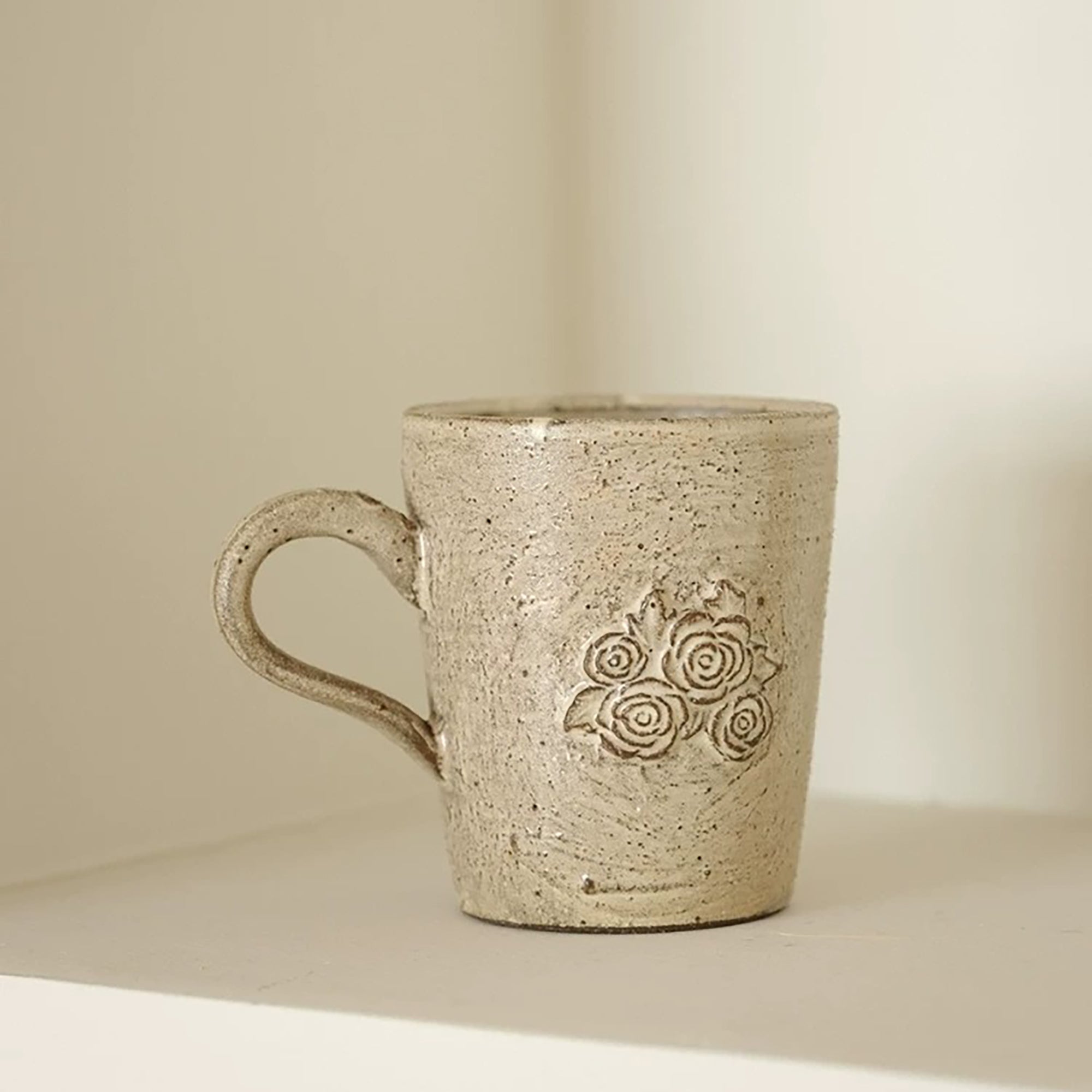 Mug en céramique Kohiki à fleurs en relief style wabi-sabi