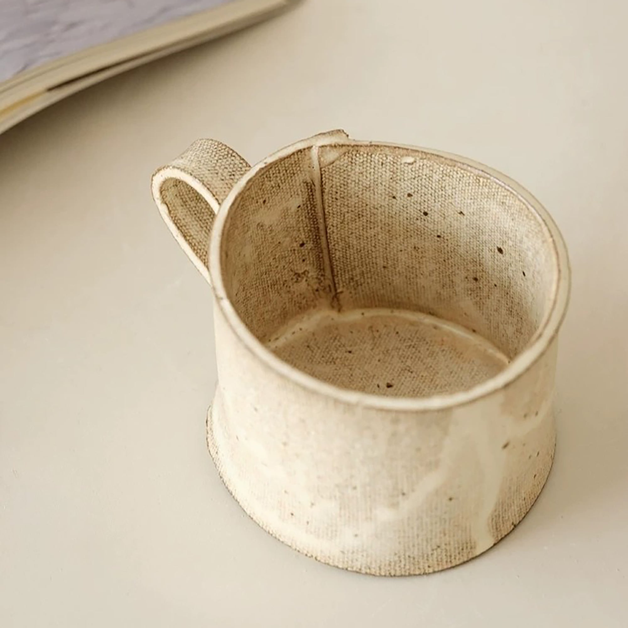 Mug artisanal avec texture toile style wabi-sabi