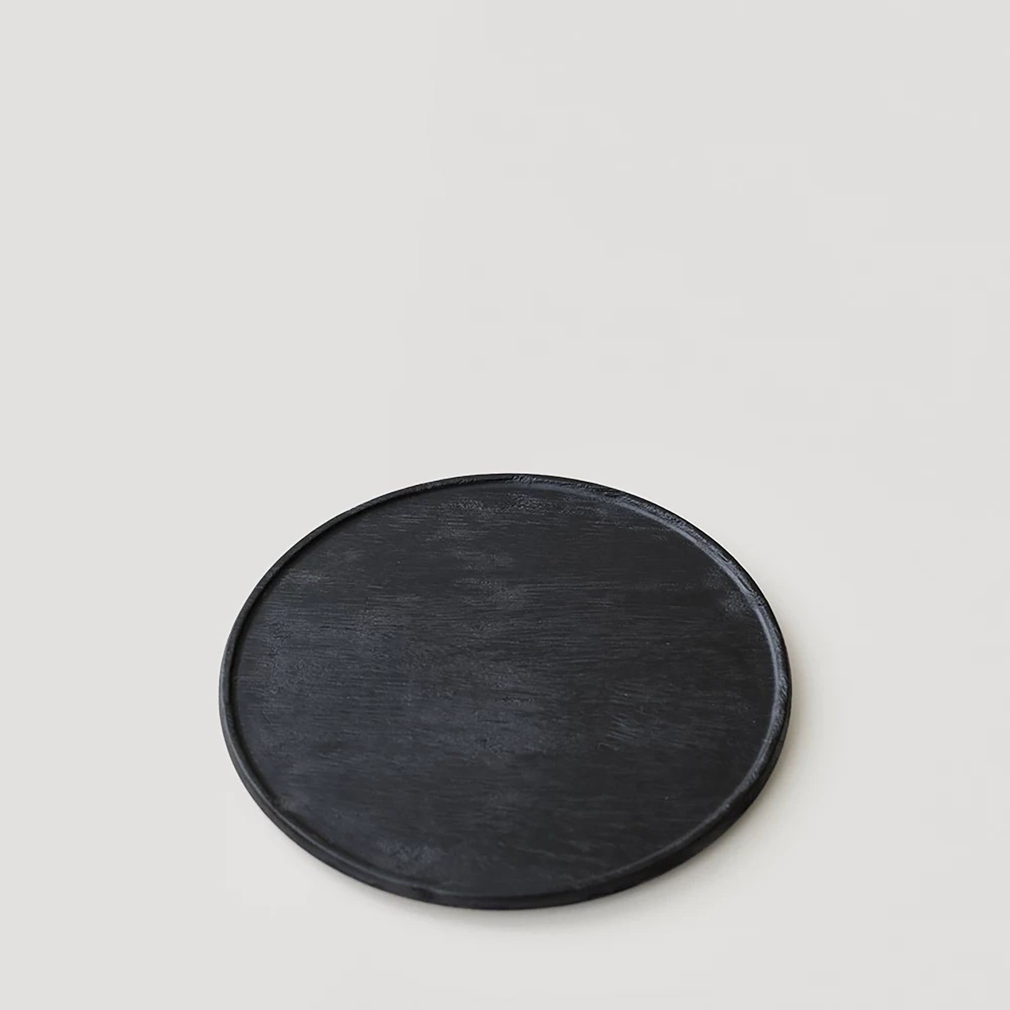 Plateau en bois carbonisé style wabi-sabi