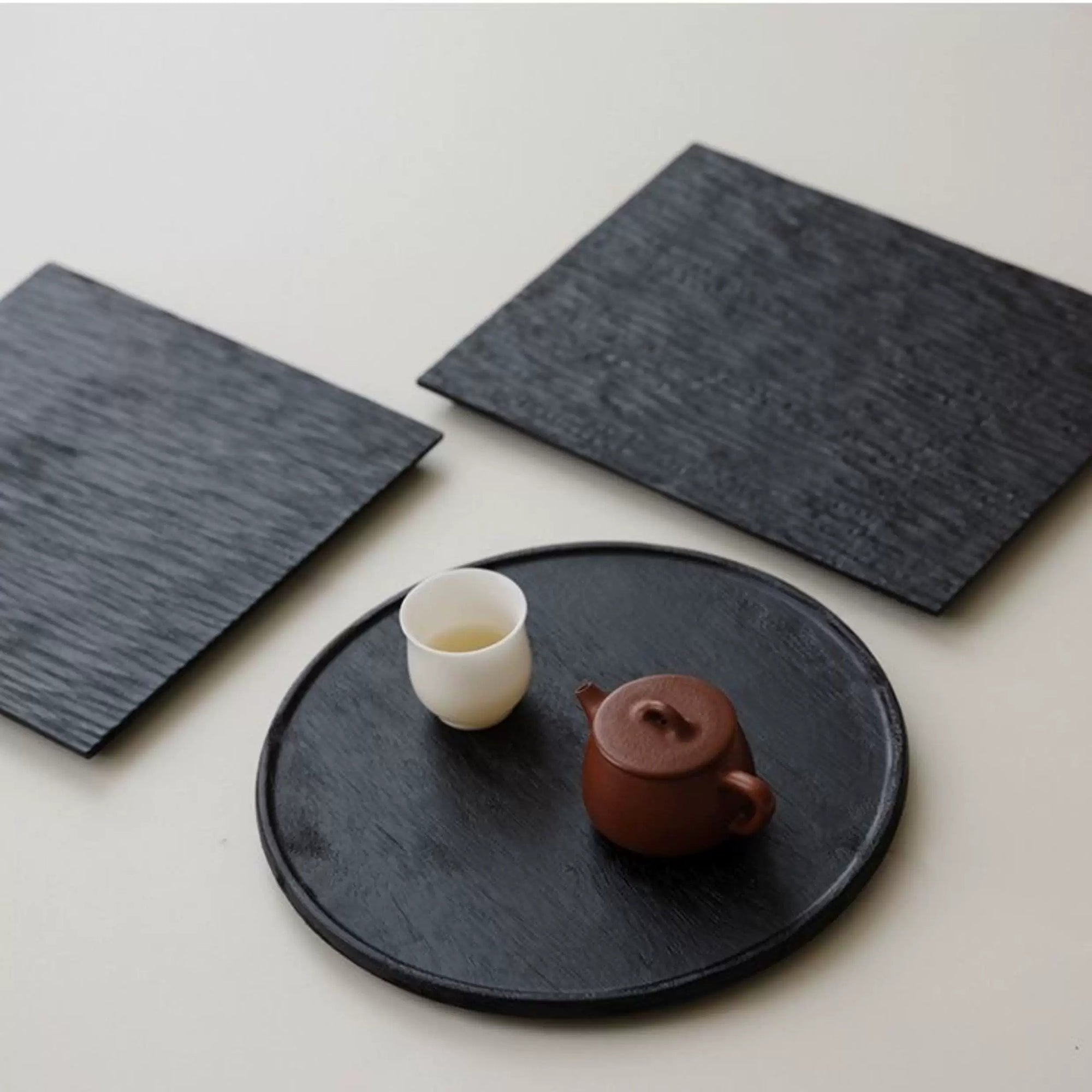 Plateau en bois carbonisé style wabi-sabi