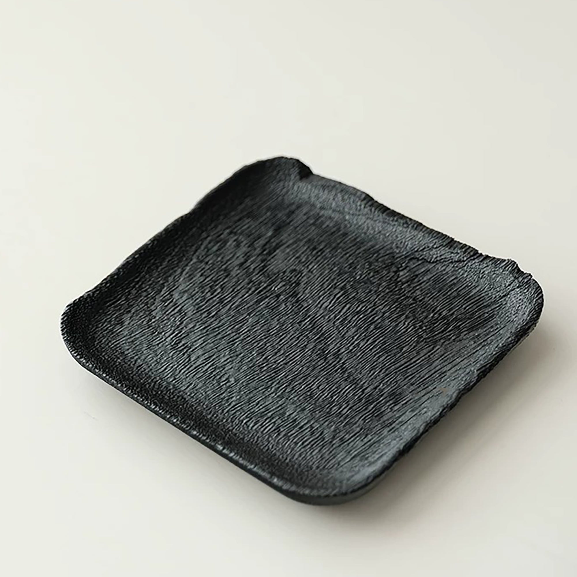 Plateau en bois carbonisé style wabi-sabi japonais