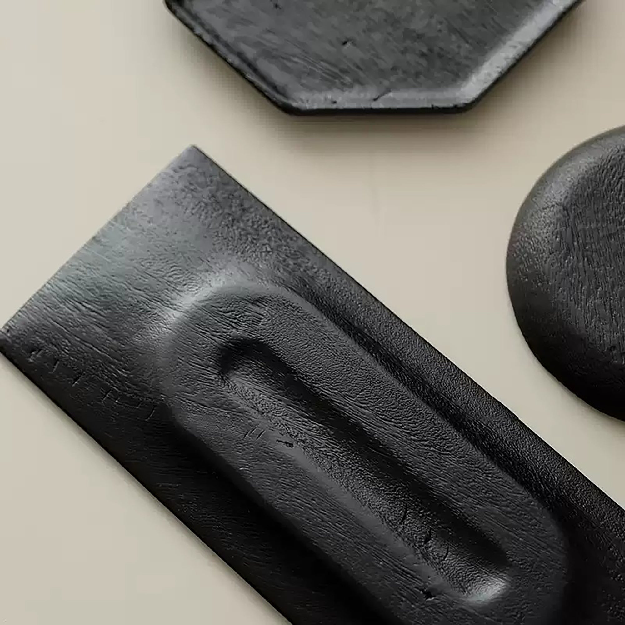 Plateau en bois carbonisé style wabi-sabi japonais