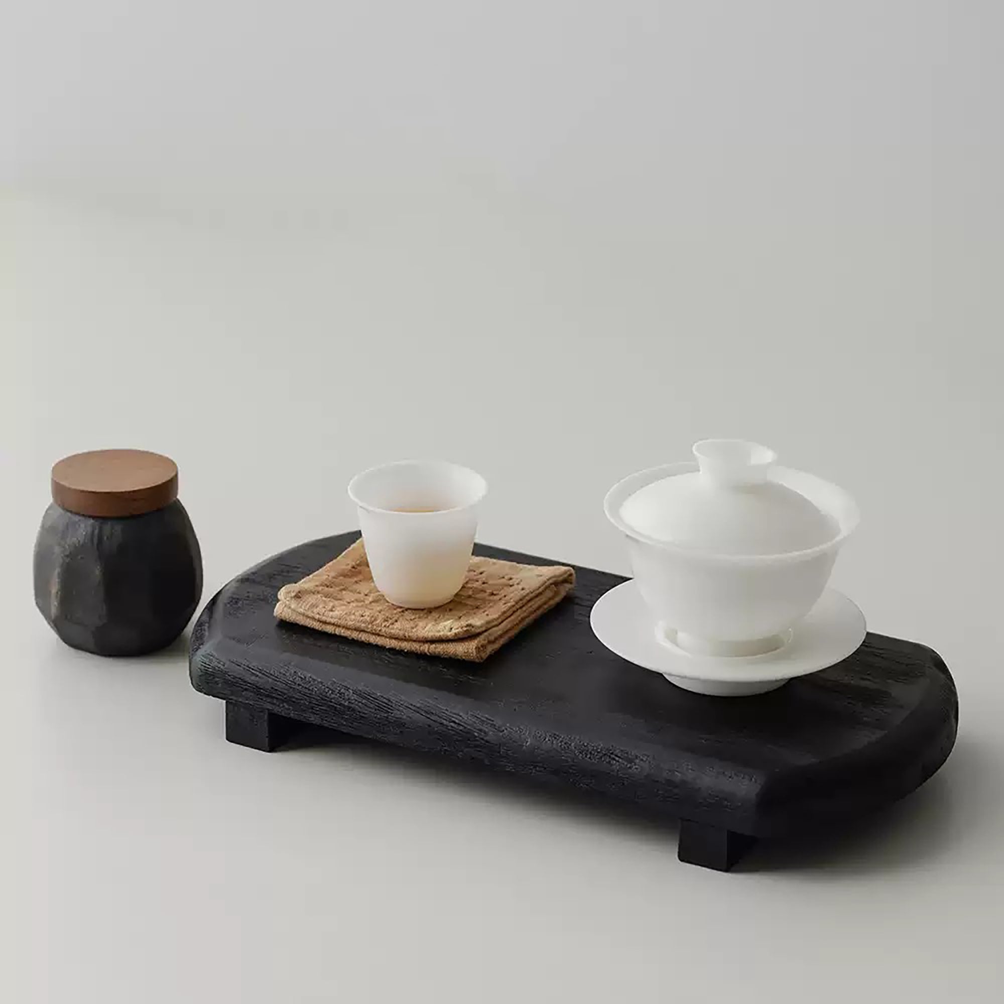 Plateau en bois carbonisé style wabi-sabi