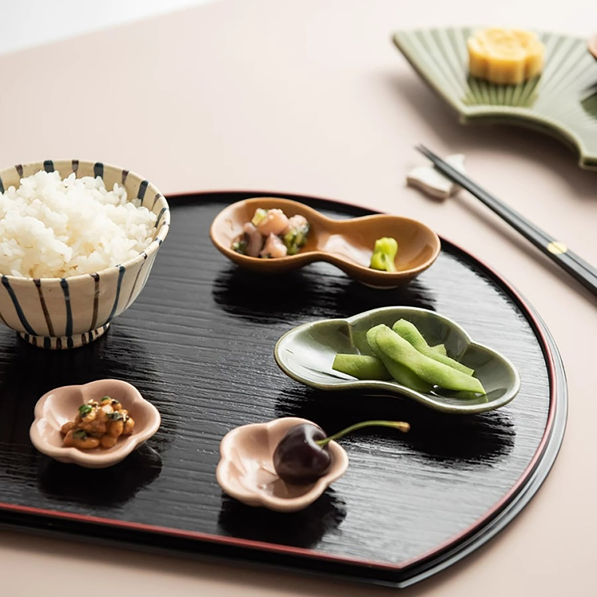 Plateau demi-lune japonais en laque Kishu