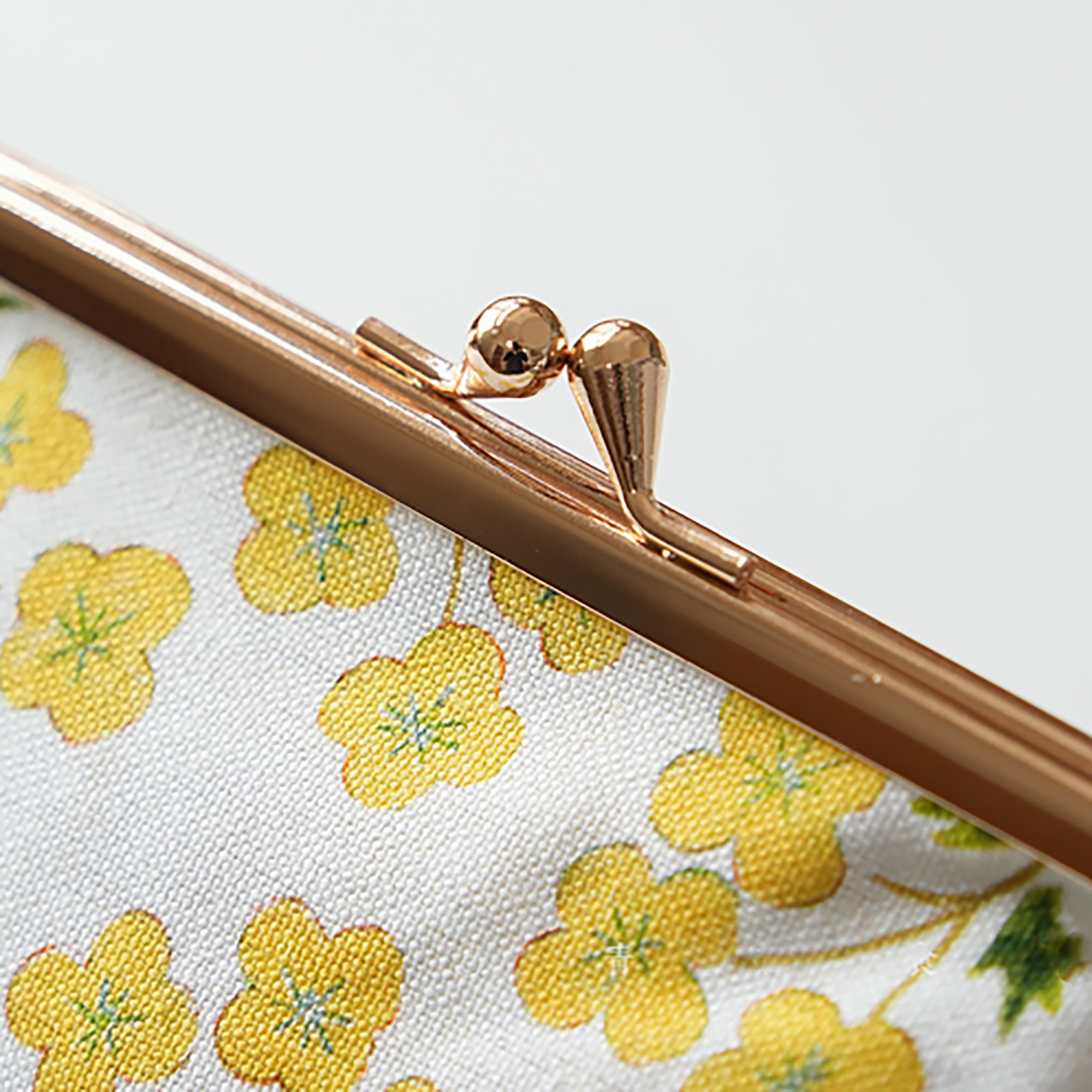 Pochette à fermoir illustrée par Nishi Shuku