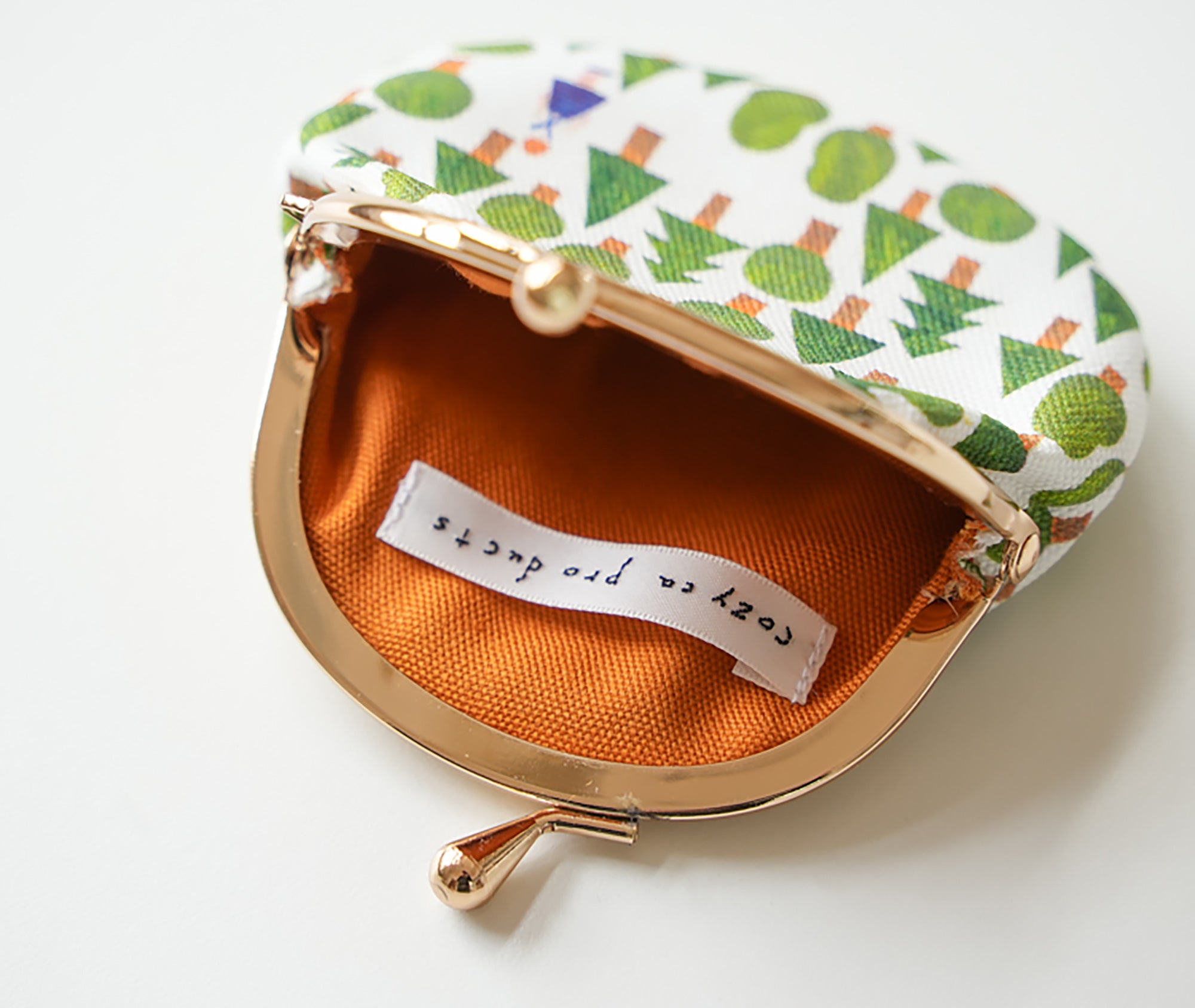 Pochette à fermoir illustrée par Nishi Shuku