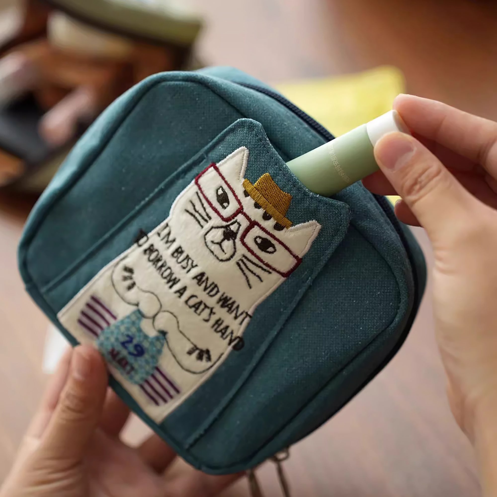 Trousse de rangement avec broderie chat Kusuguru