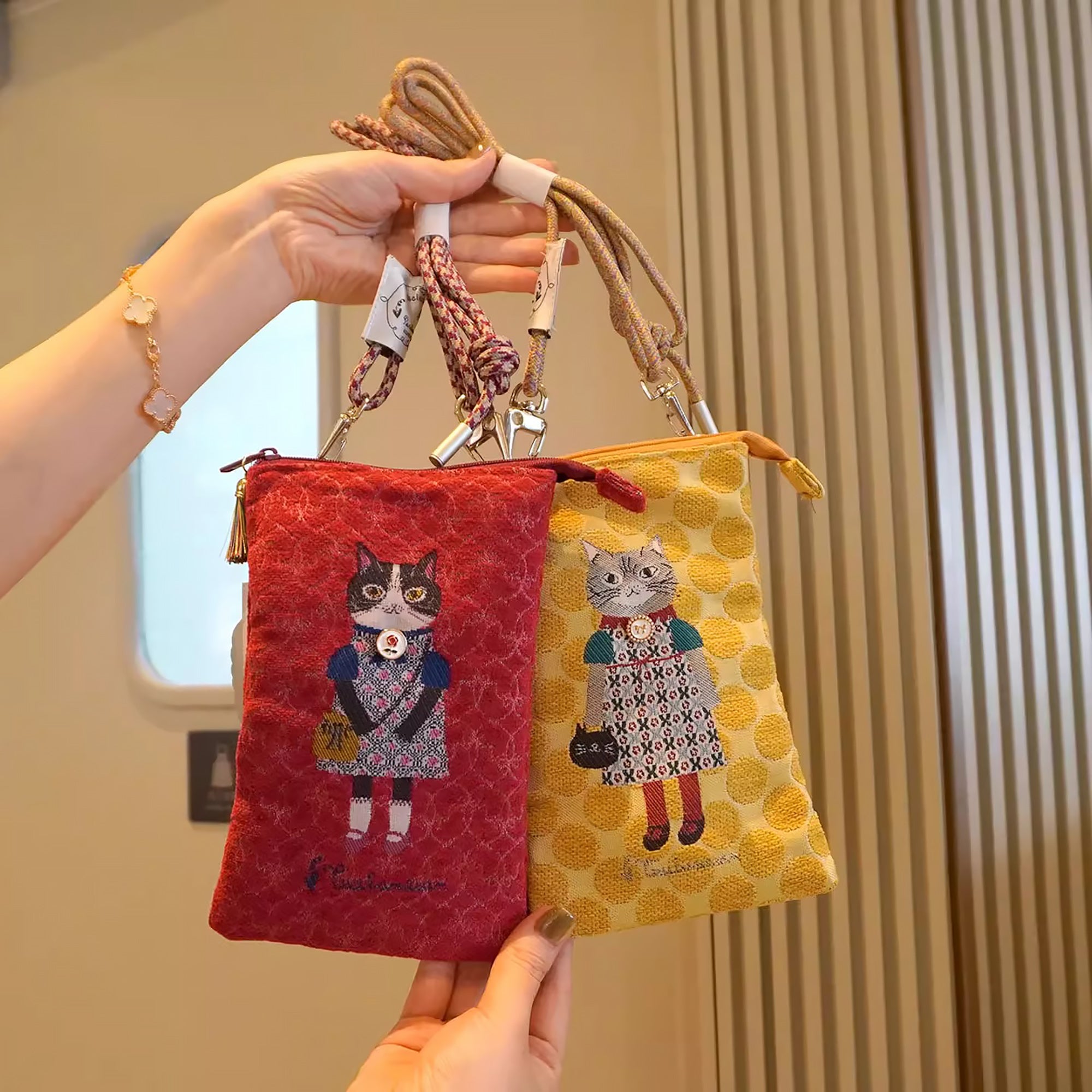 Sac bandoulière Kusuguru en jacquard avec motif chat brodé