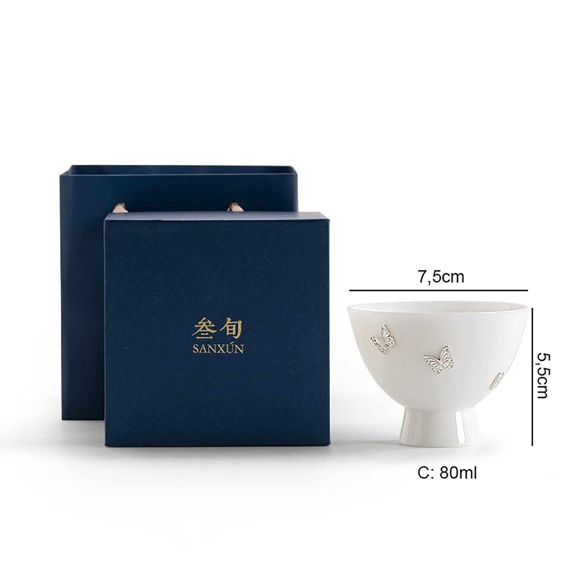 Tasse de maître en porcelaine blanc ornée d’agrafes en argent
