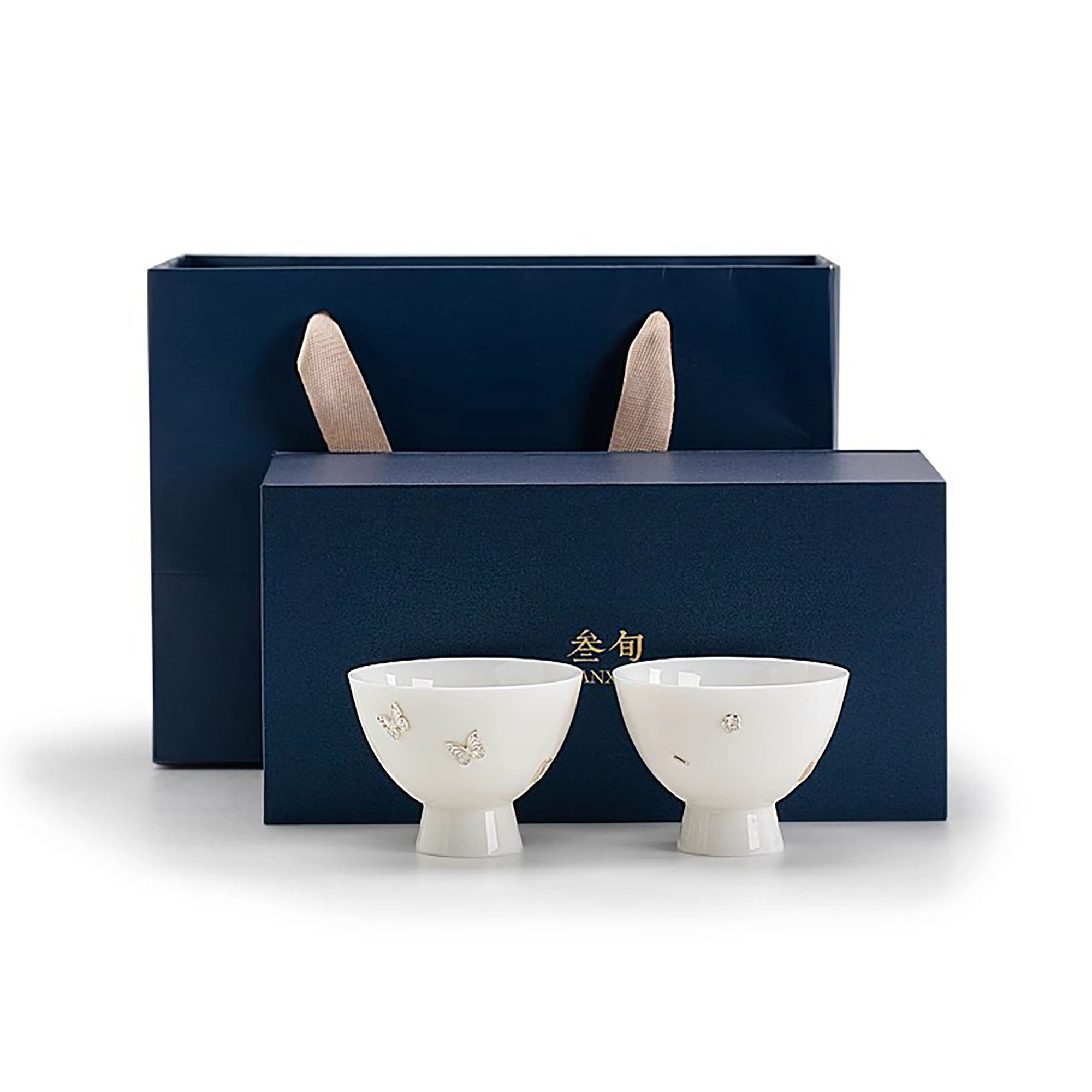 Tasse de maître en porcelaine blanc ornée d’agrafes en argent