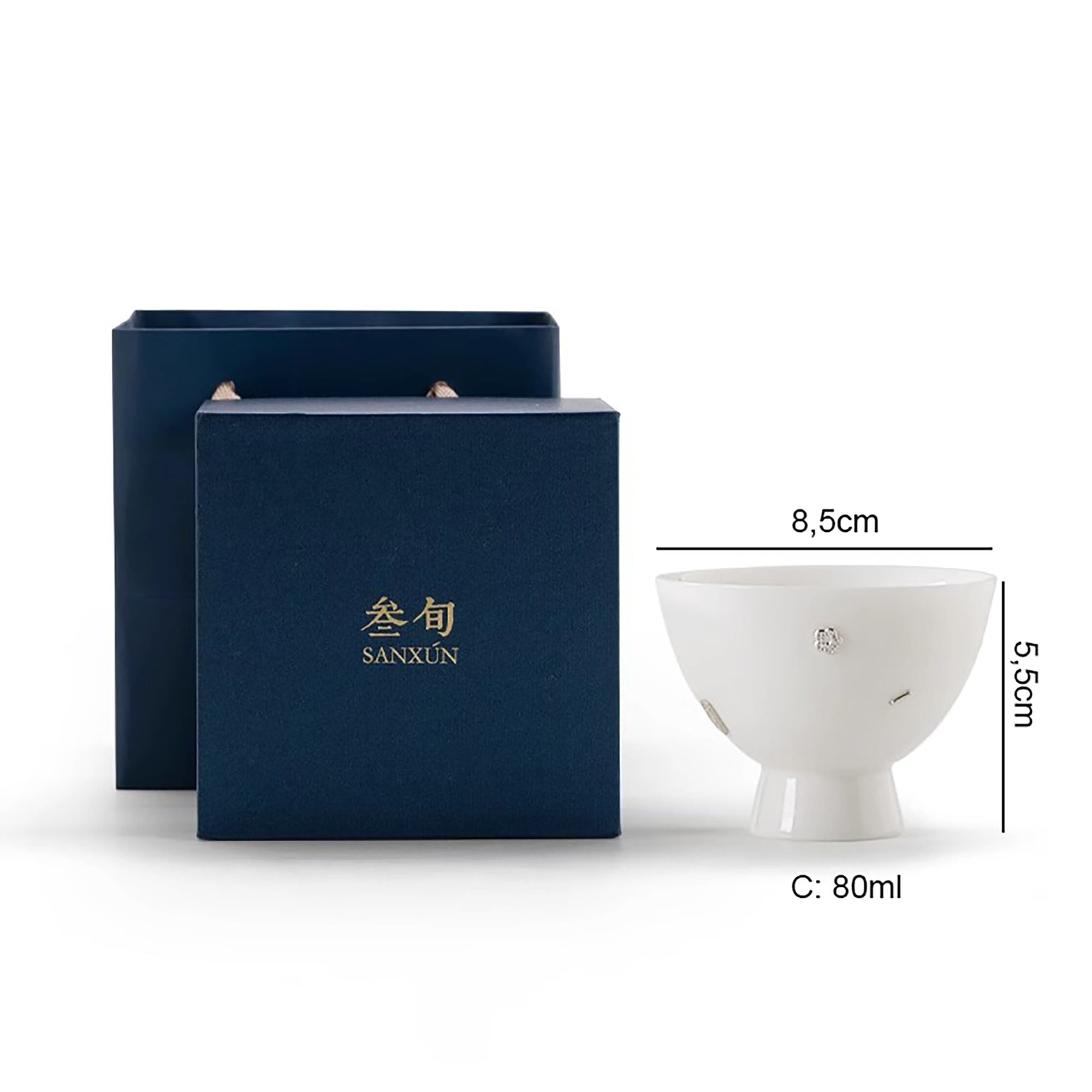 Tasse de maître en porcelaine blanc ornée d’agrafes en argent