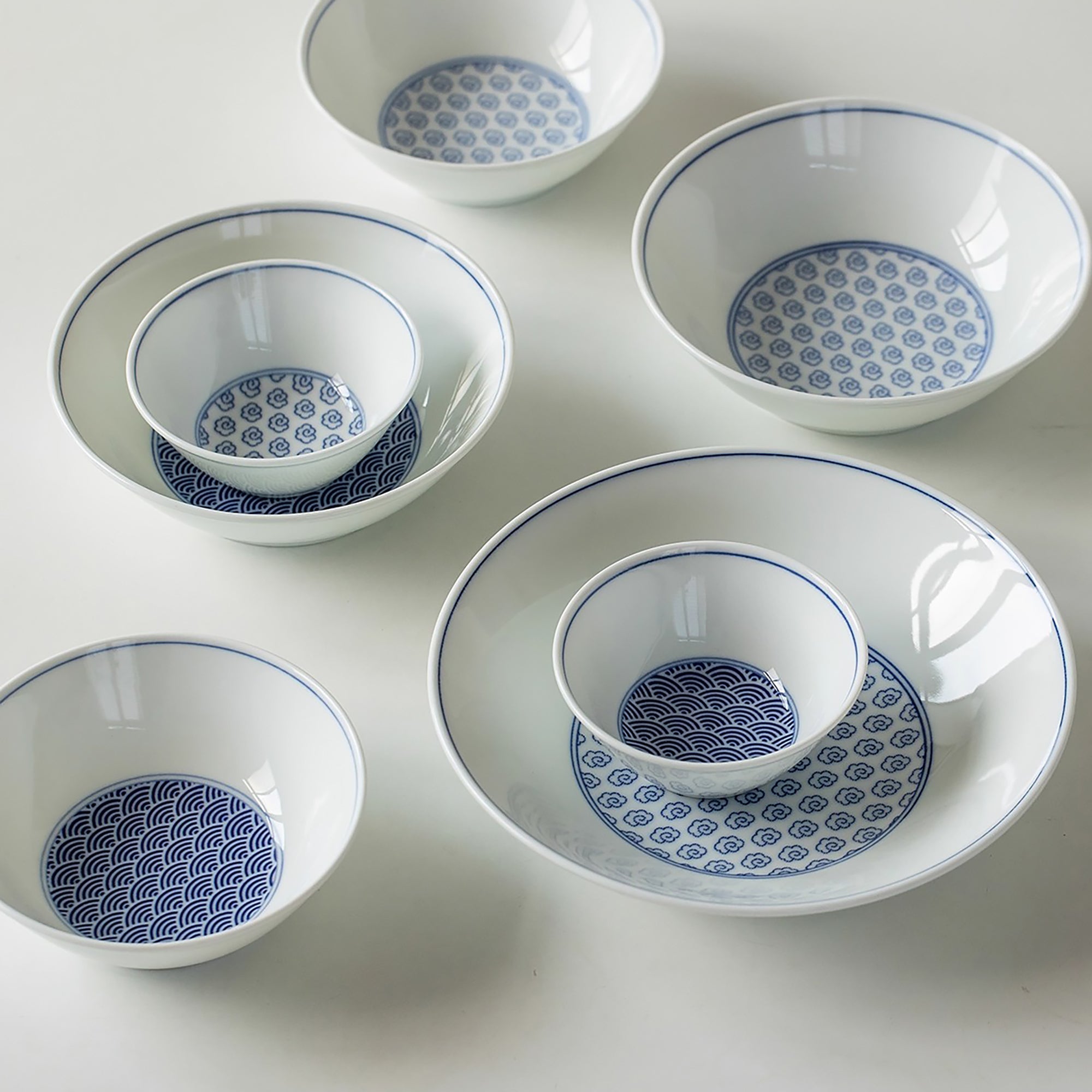 Vaisselle Minoyaki avec motifs Seigaiha et nuages bleus