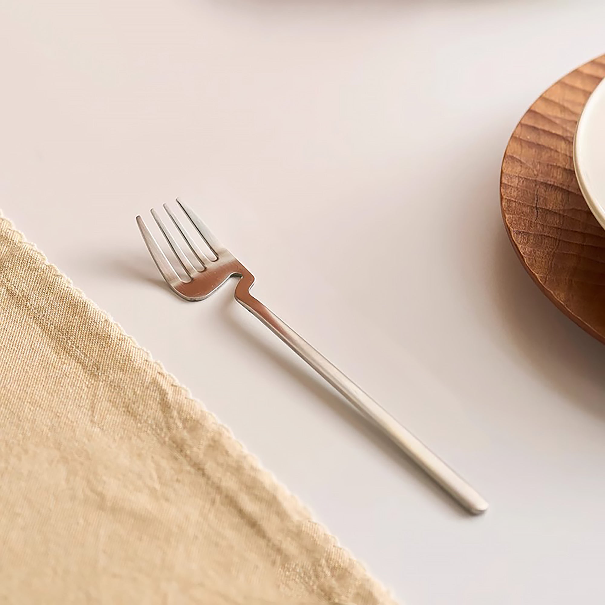 Couverts minimalistes en acier inoxydable avec design suspendu