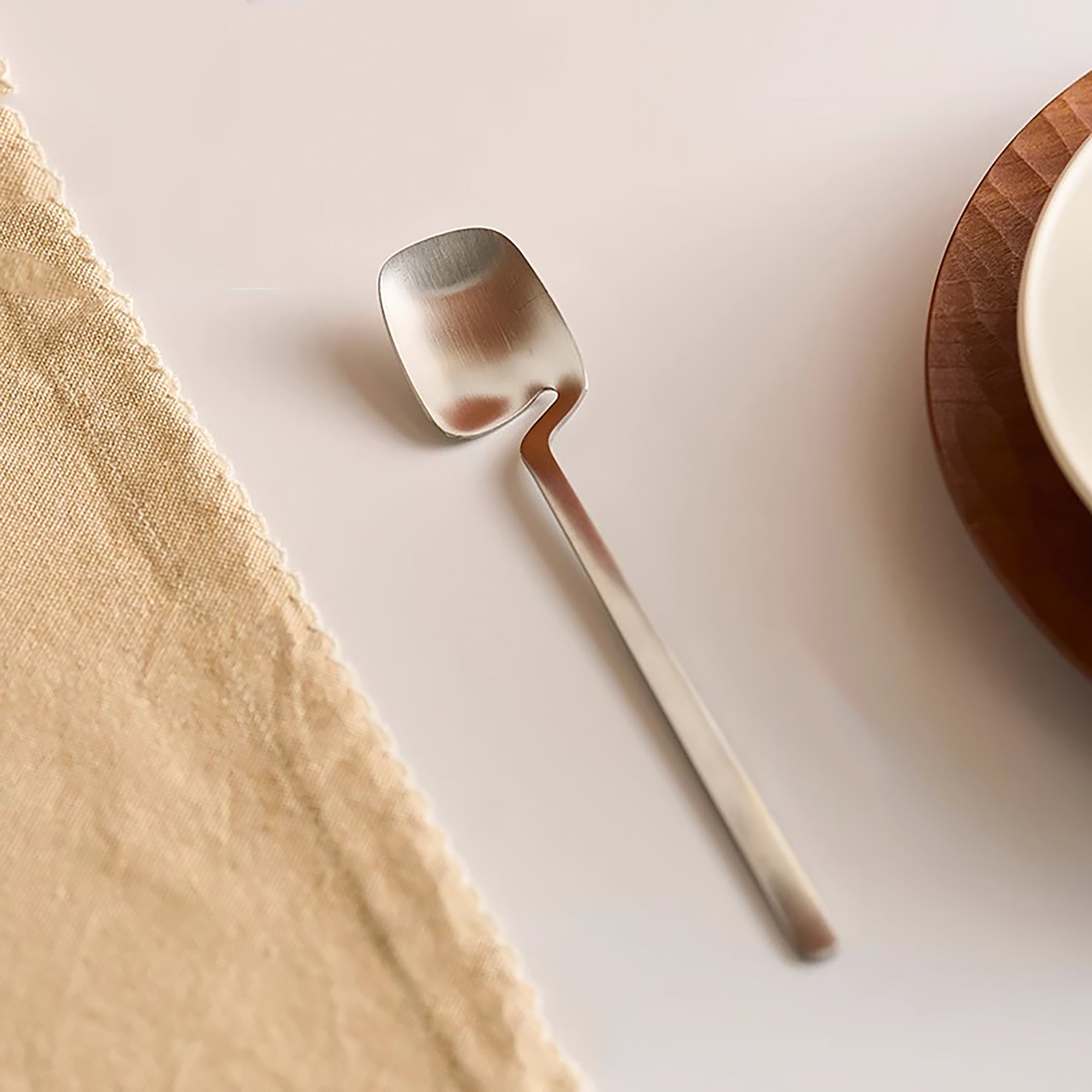 Couverts minimalistes en acier inoxydable avec design suspendu