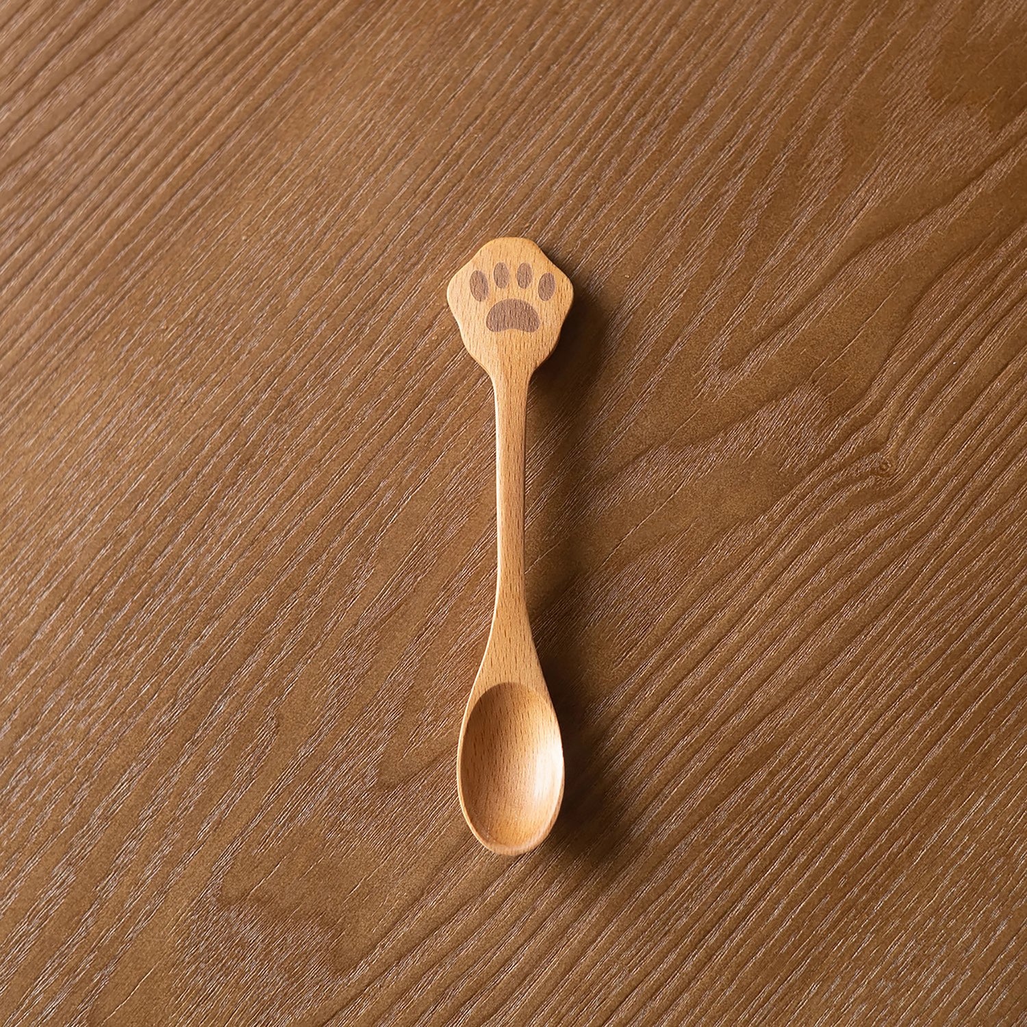 Cuillère et assiette en bois avec motif de chat