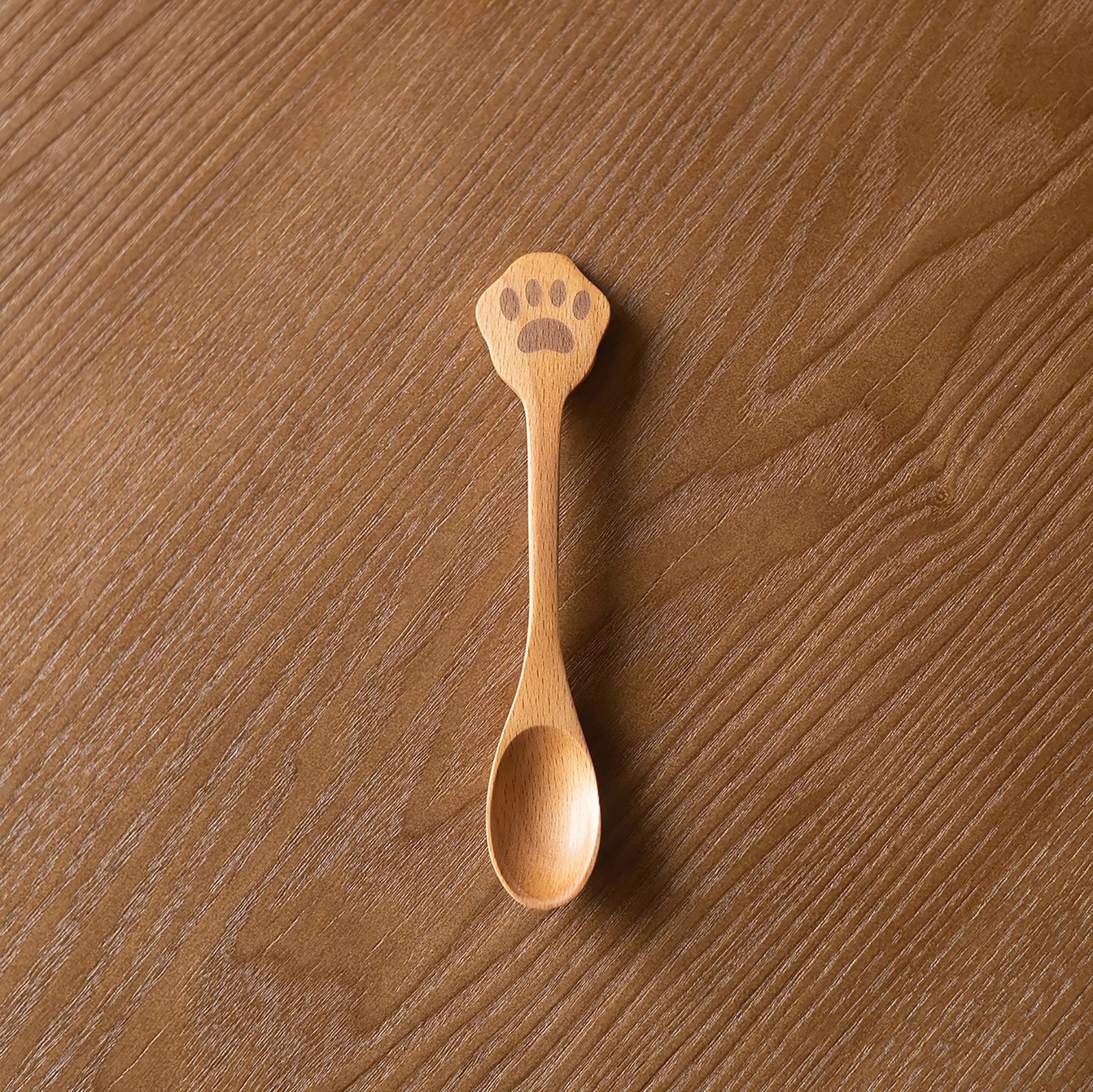 Cuillère et assiette en bois avec motif de chat