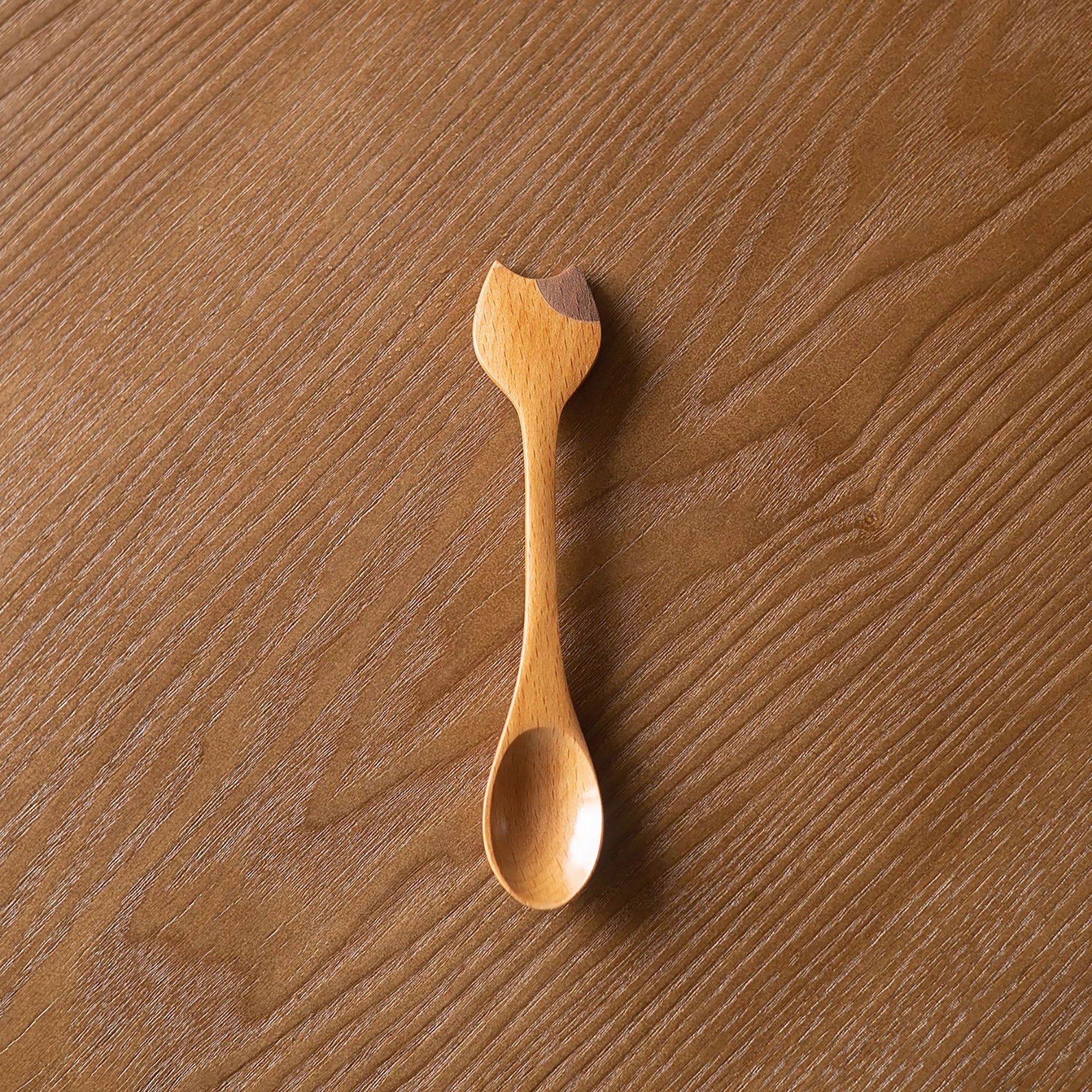 Cuillère et assiette en bois avec motif de chat