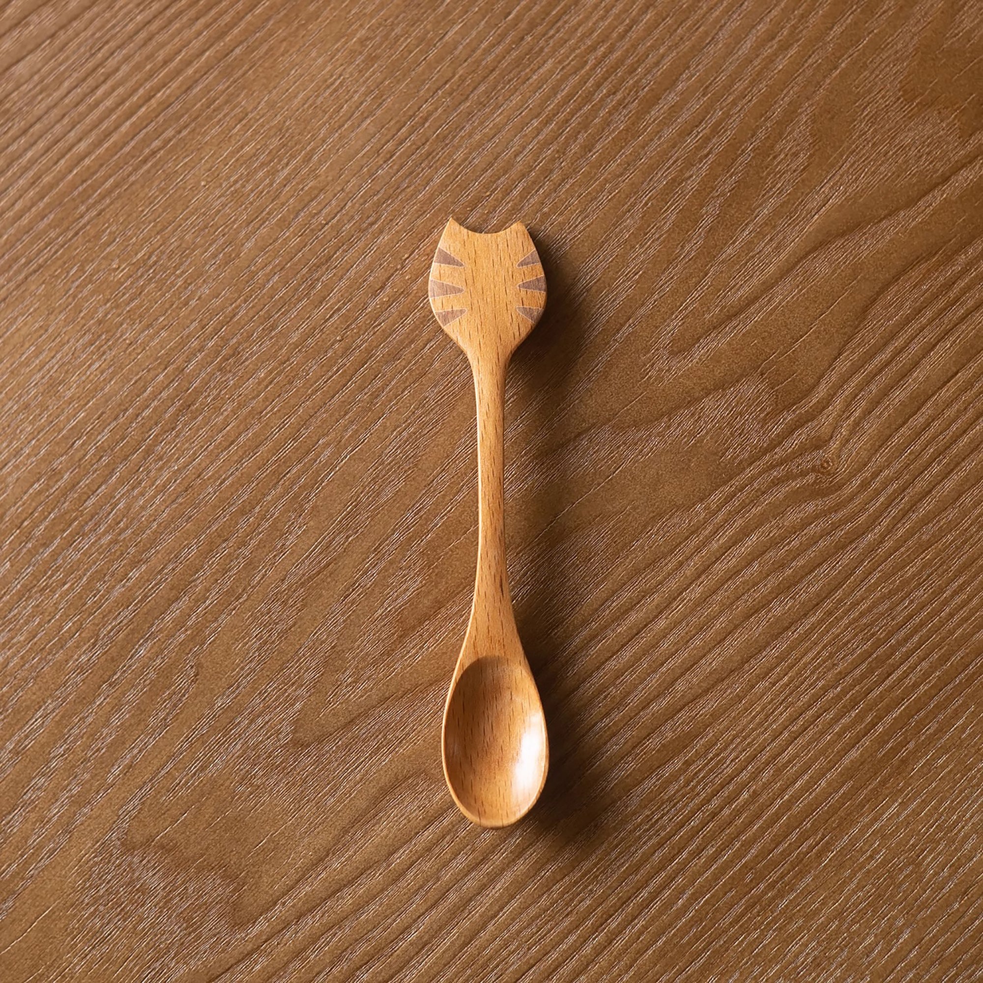Cuillère et assiette en bois avec motif de chat