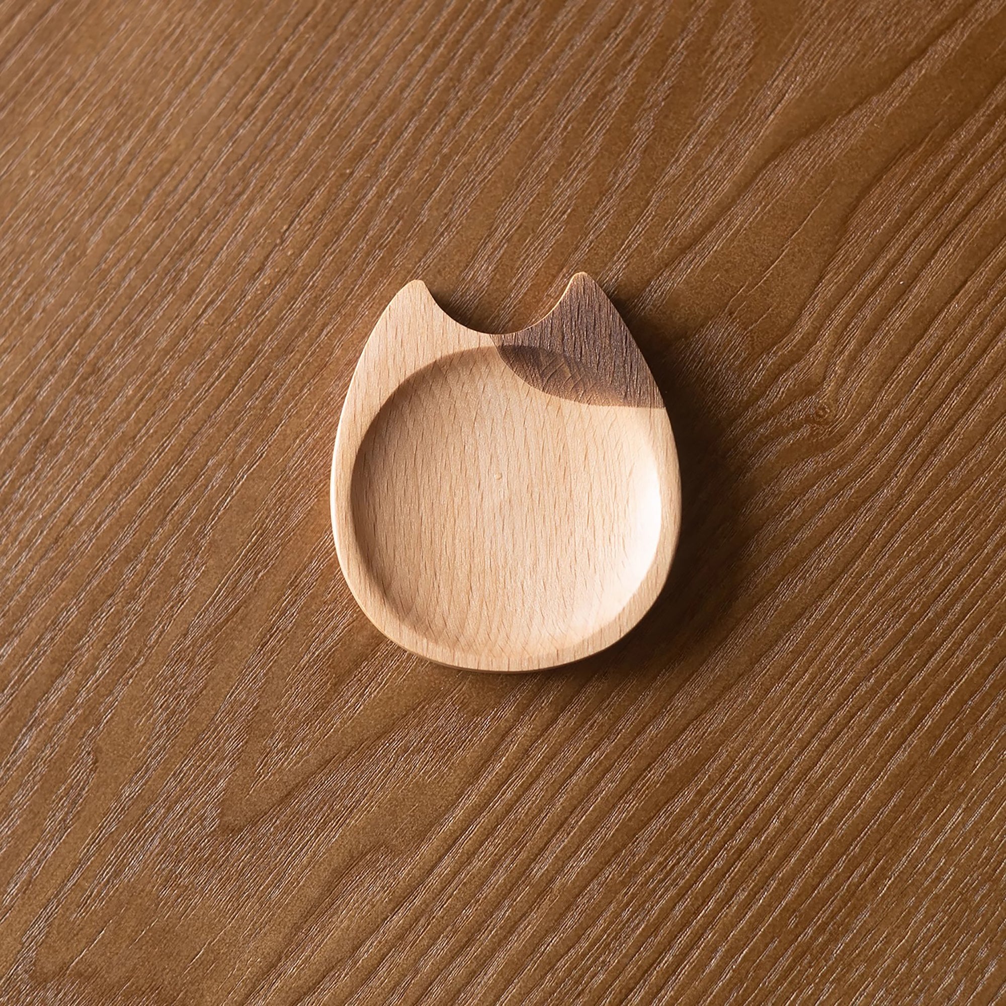 Cuillère et assiette en bois avec motif de chat