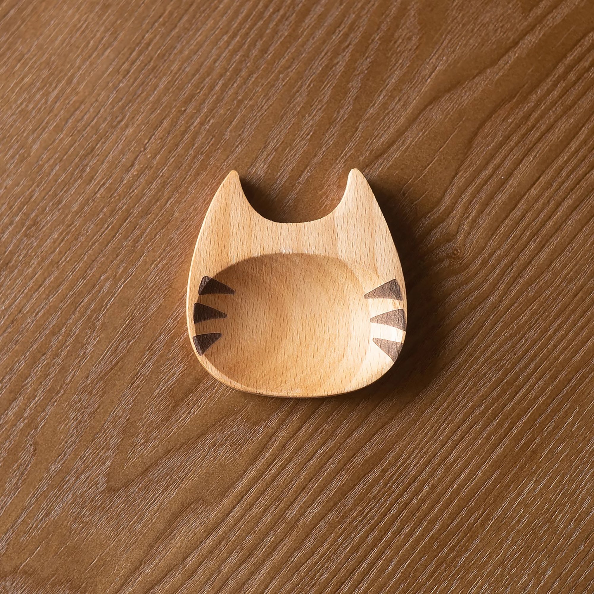 Cuillère et assiette en bois avec motif de chat