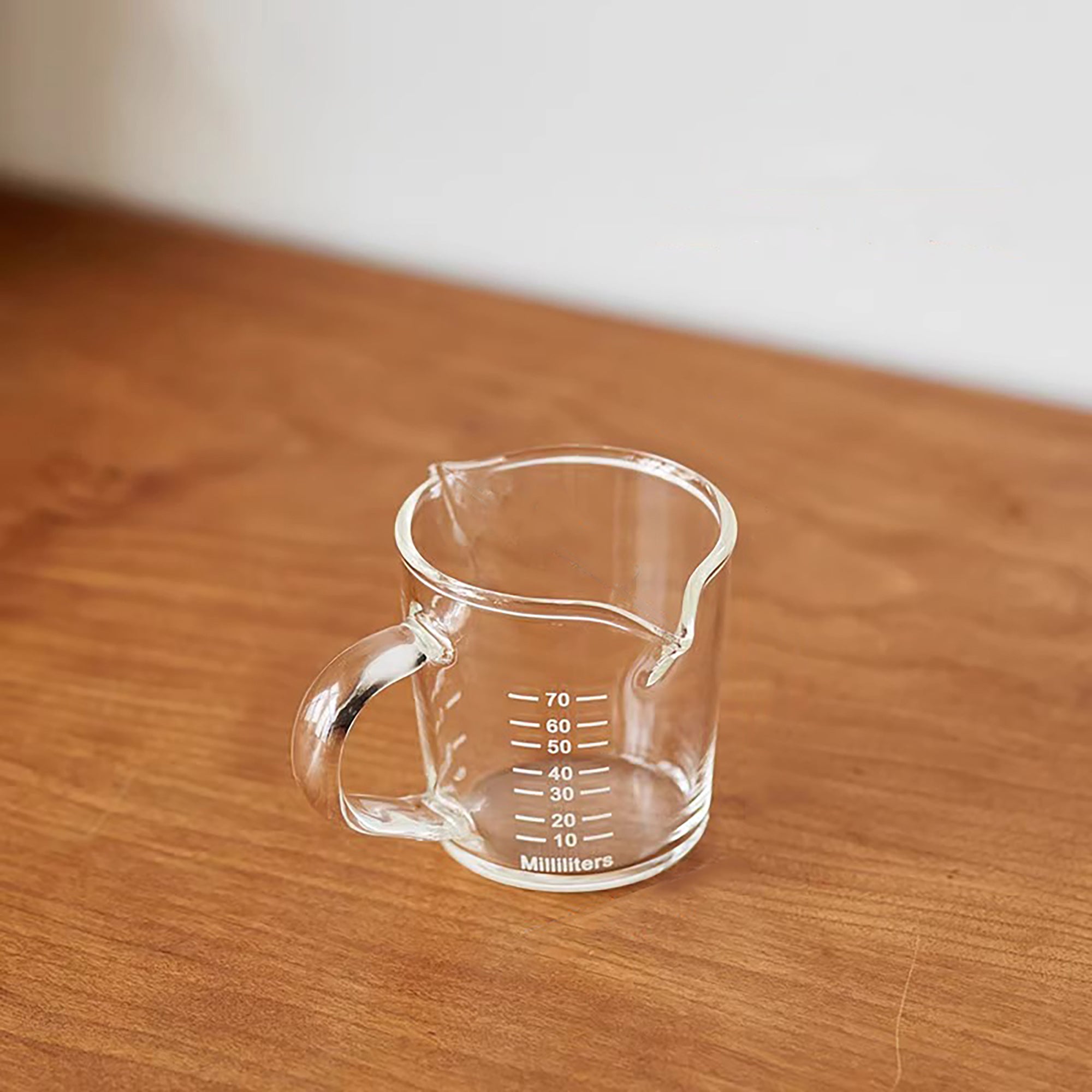Verre doseur en borosilicate avec double bec verseur
