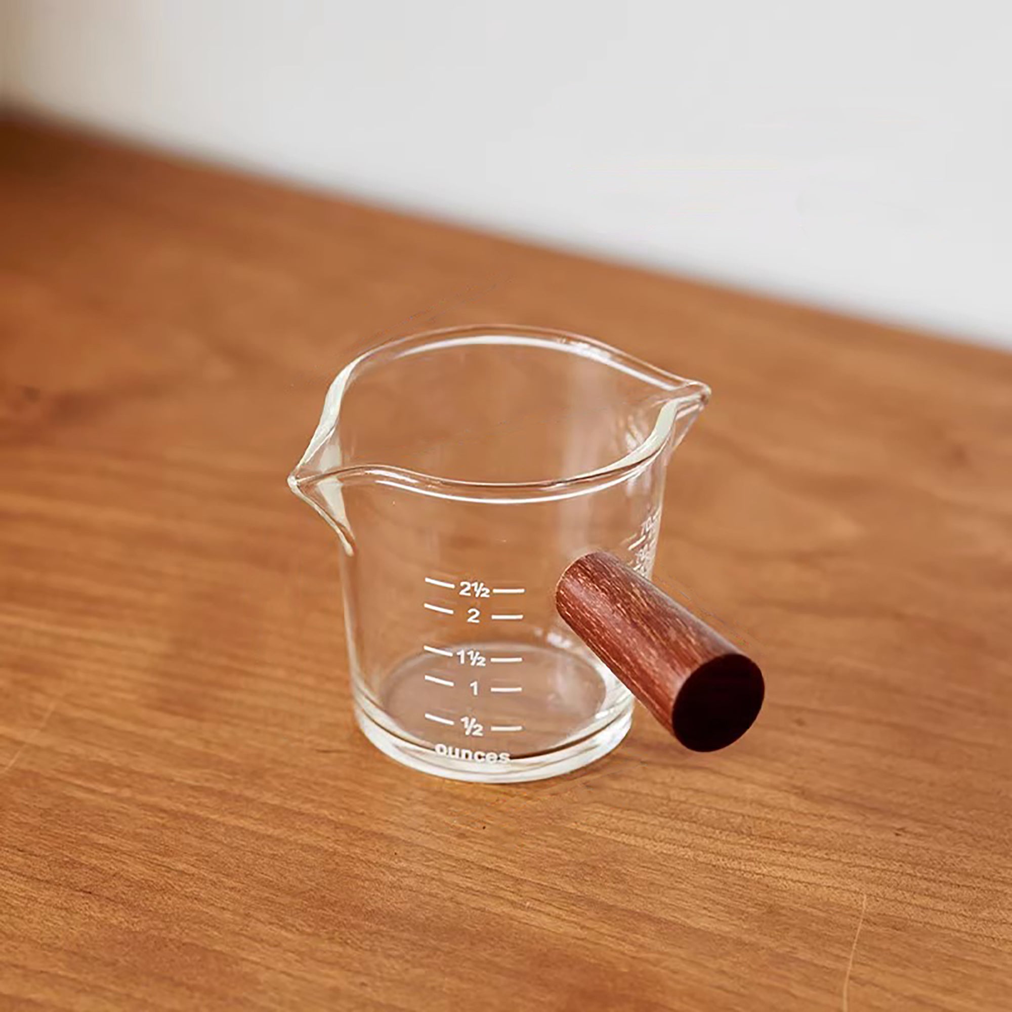 Verre doseur en borosilicate avec double bec verseur