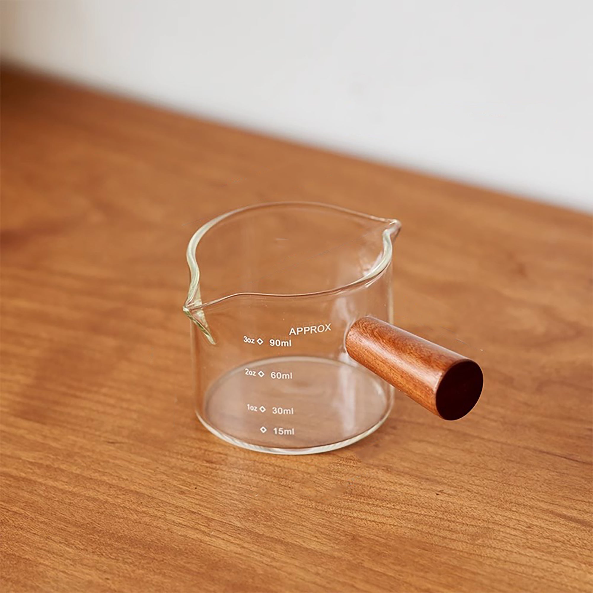 Verre doseur en borosilicate avec double bec verseur